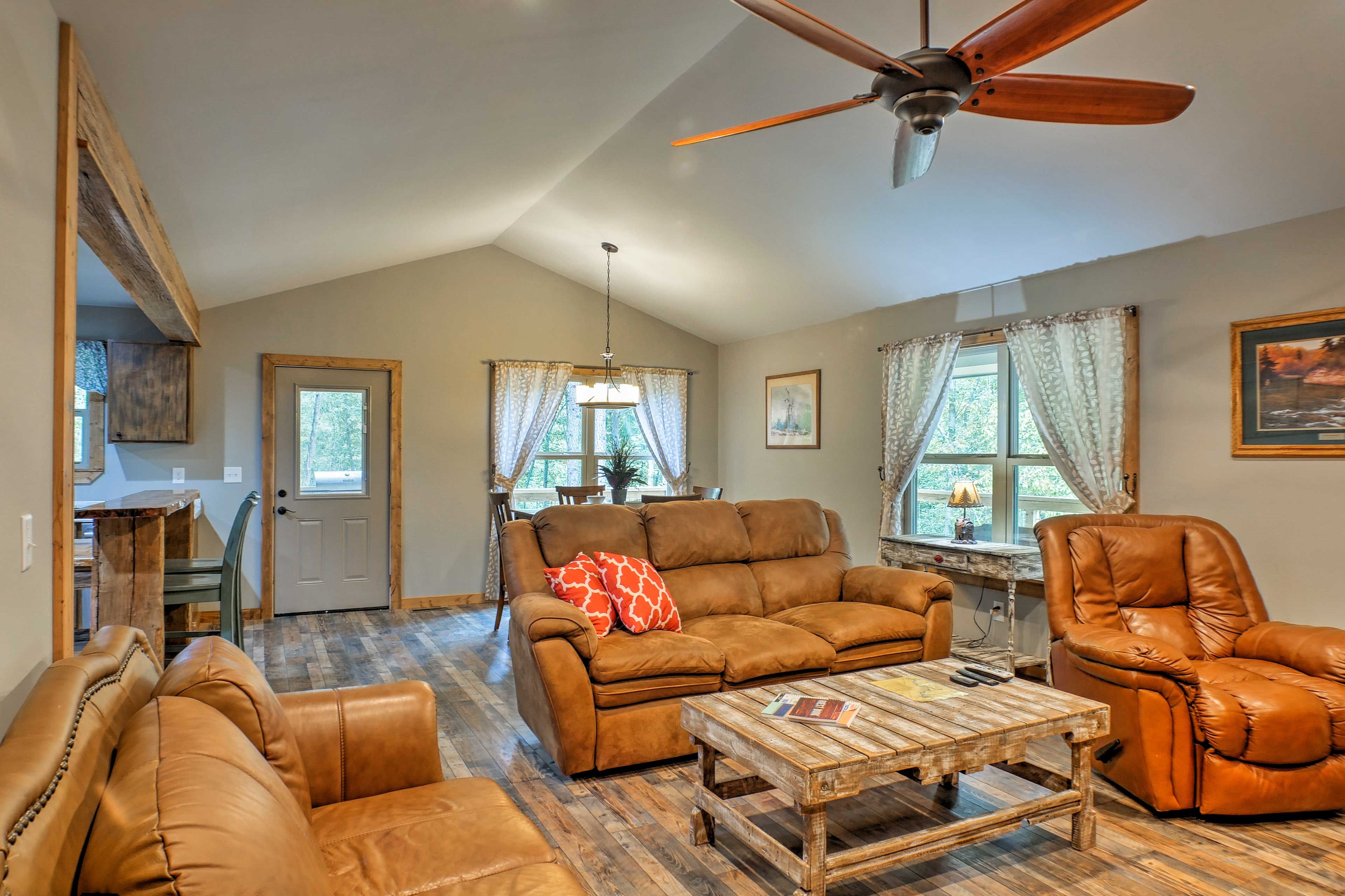 Living Room | Smart TV | Gas Fireplace