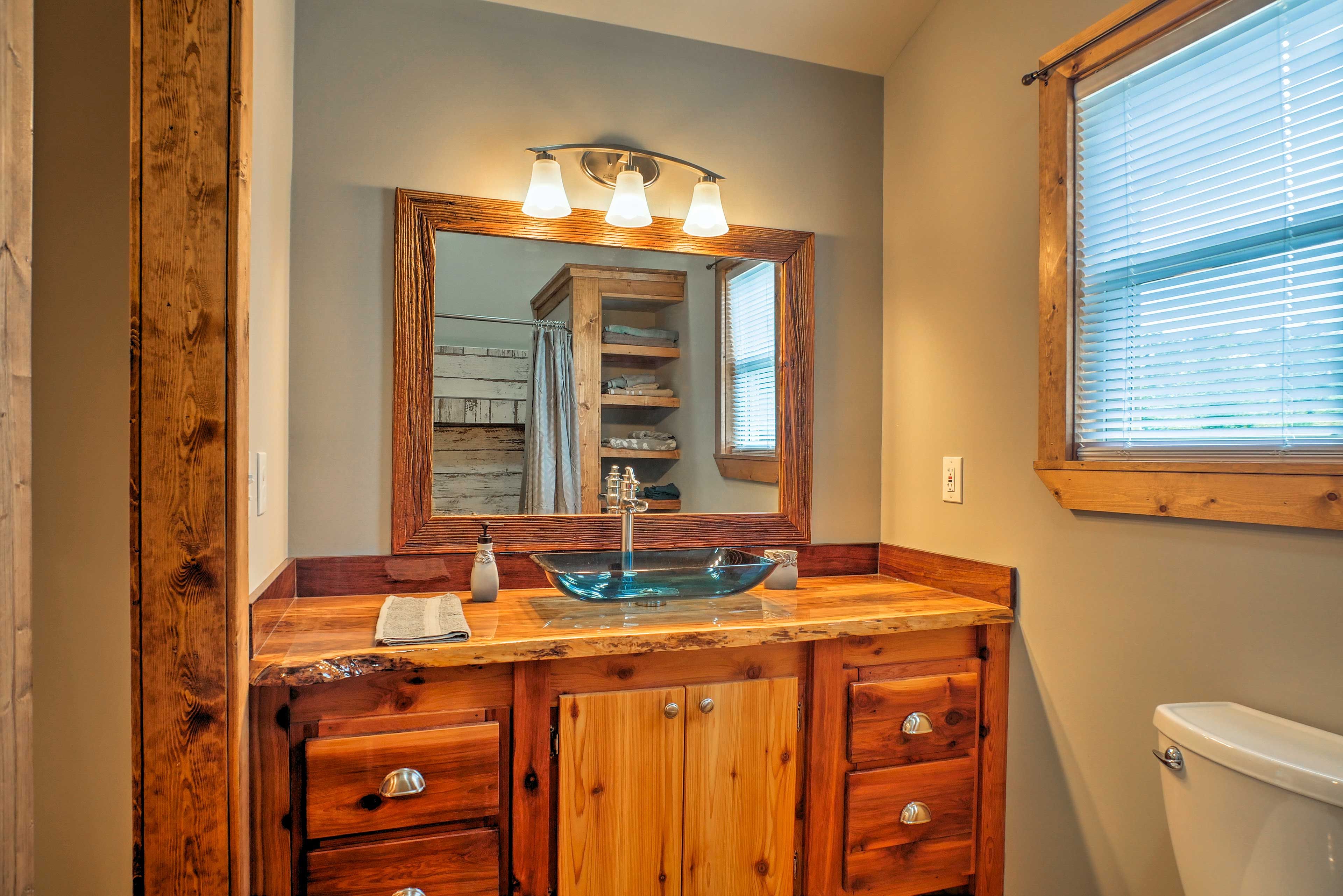 Full Bathroom | Towels & Linens Provided