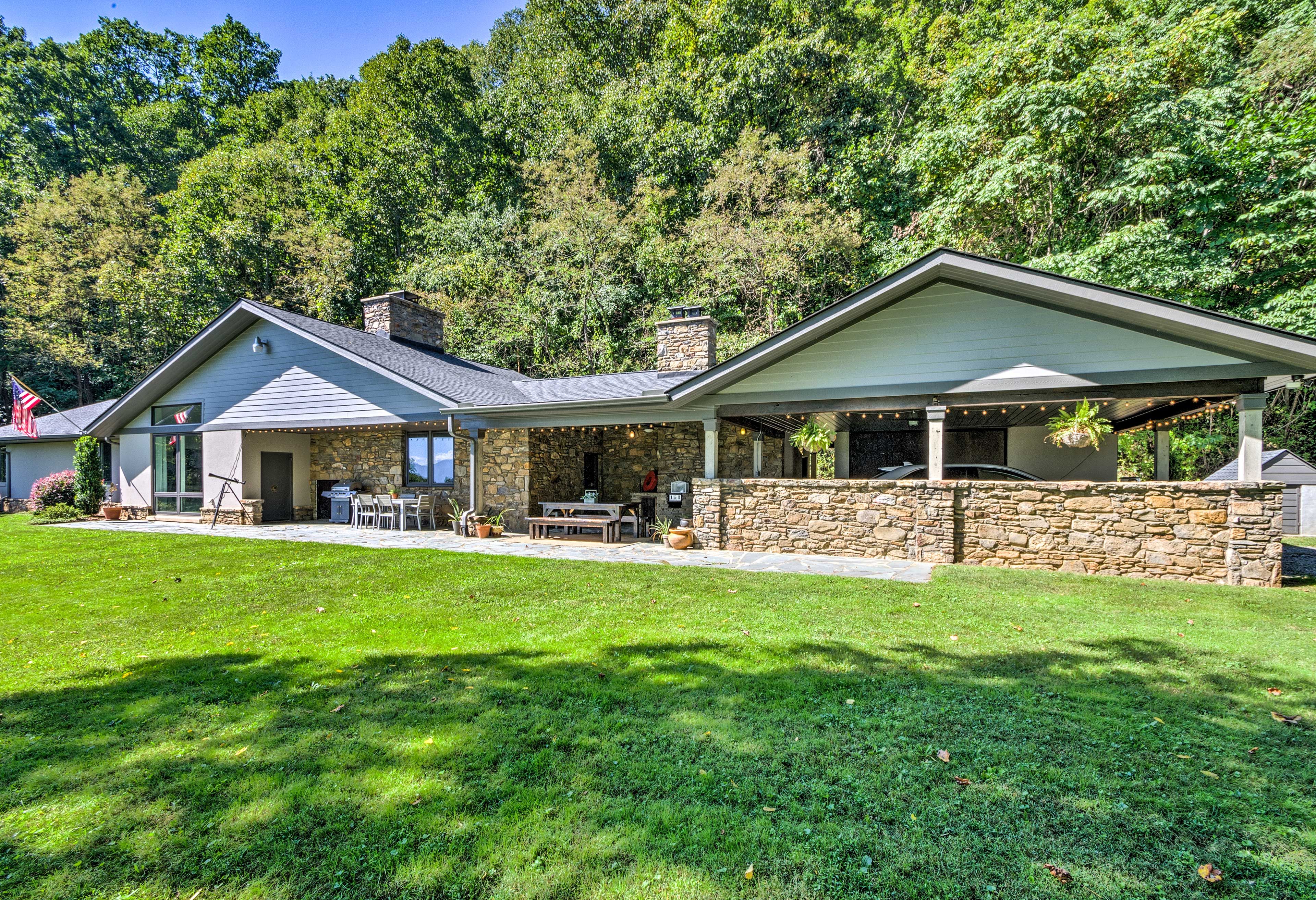 The property overlooks the Pisgah National Forest.