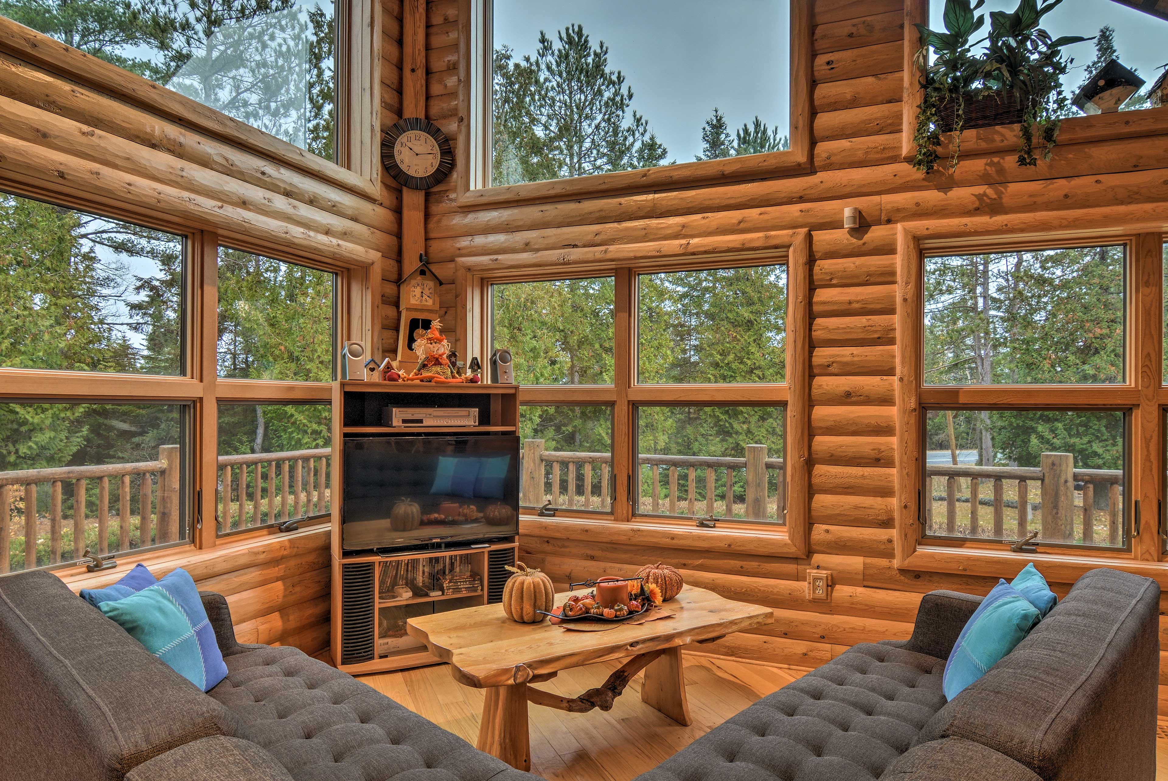 Living Room | Central Heat | Free WiFi | TV