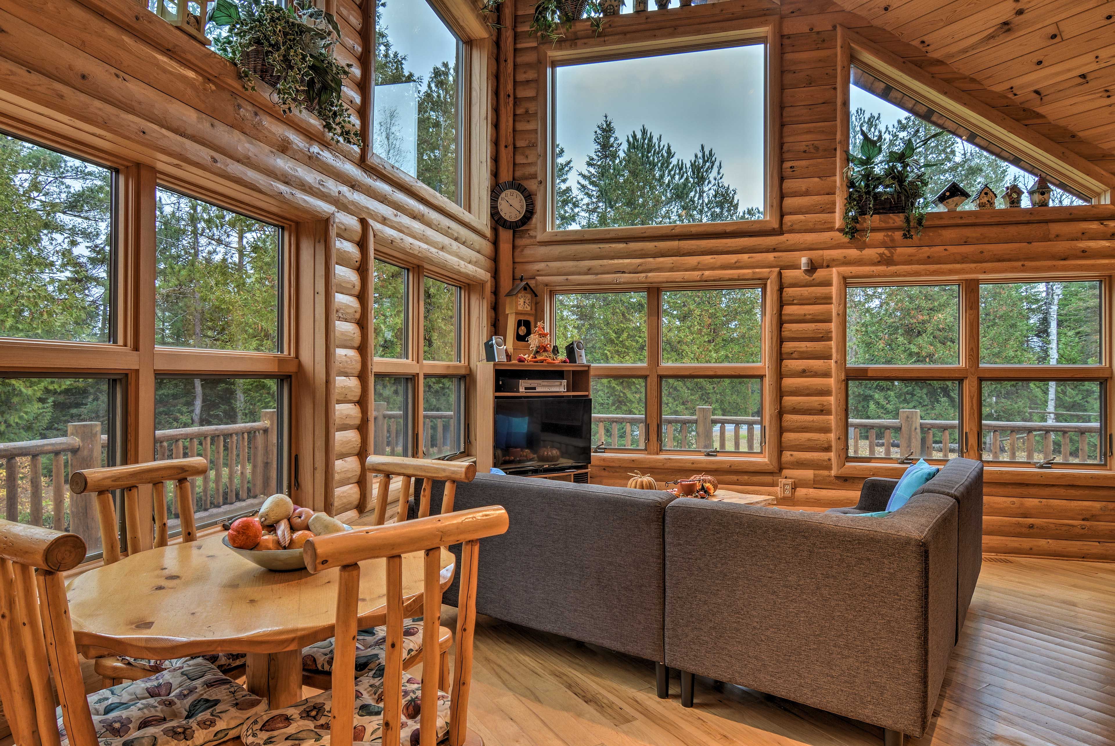 Dining Table | Natural Wooded Views