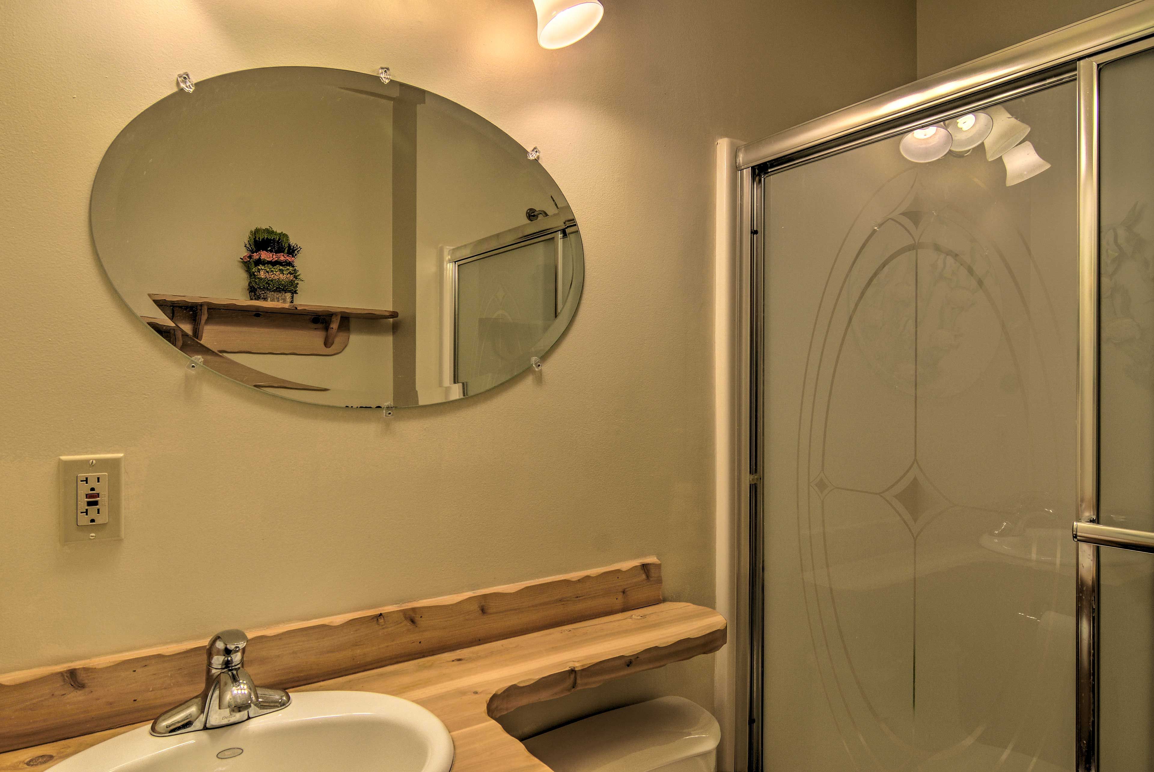 Full Bathroom | Towels Provided