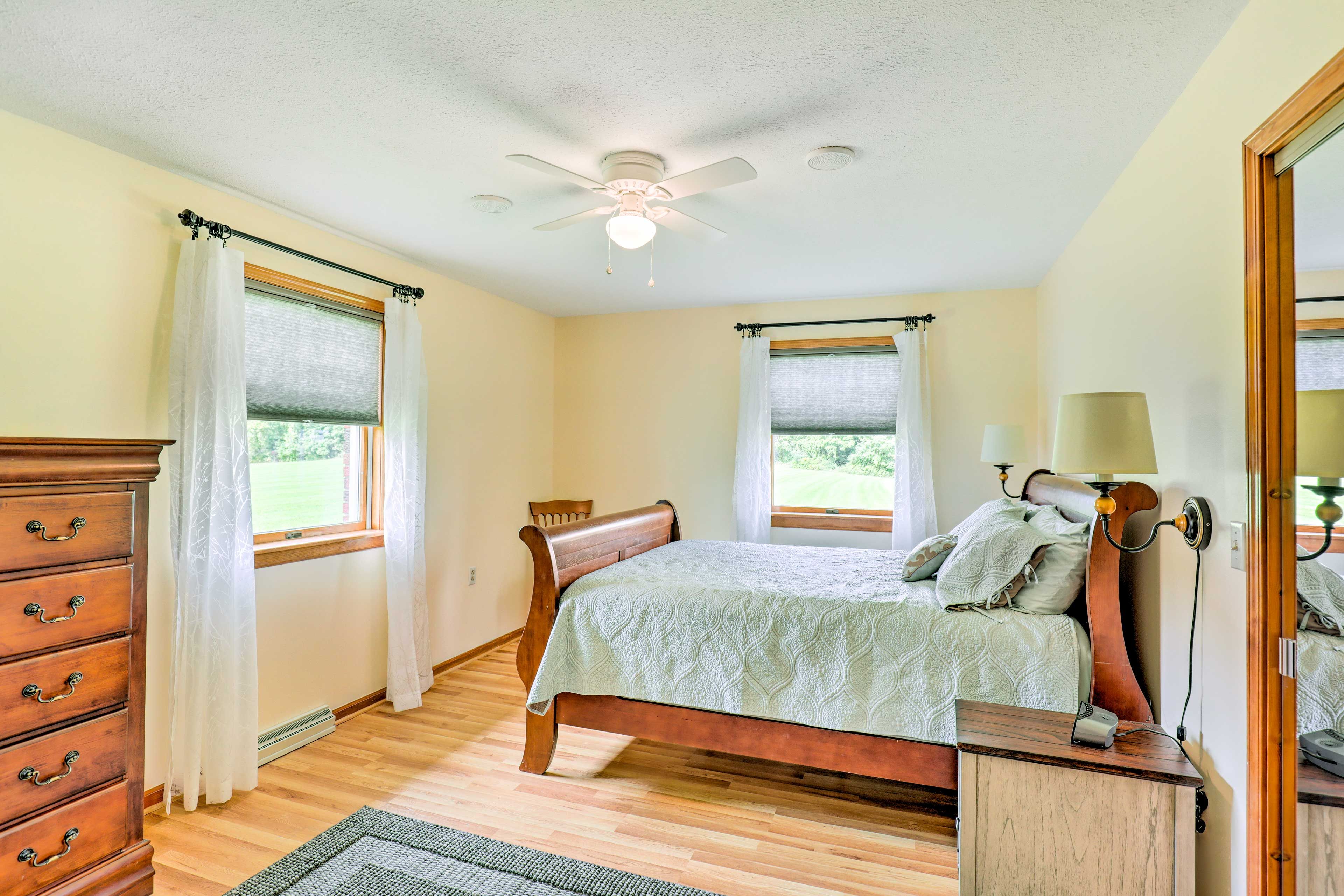 Bedroom 2 | Queen Bed