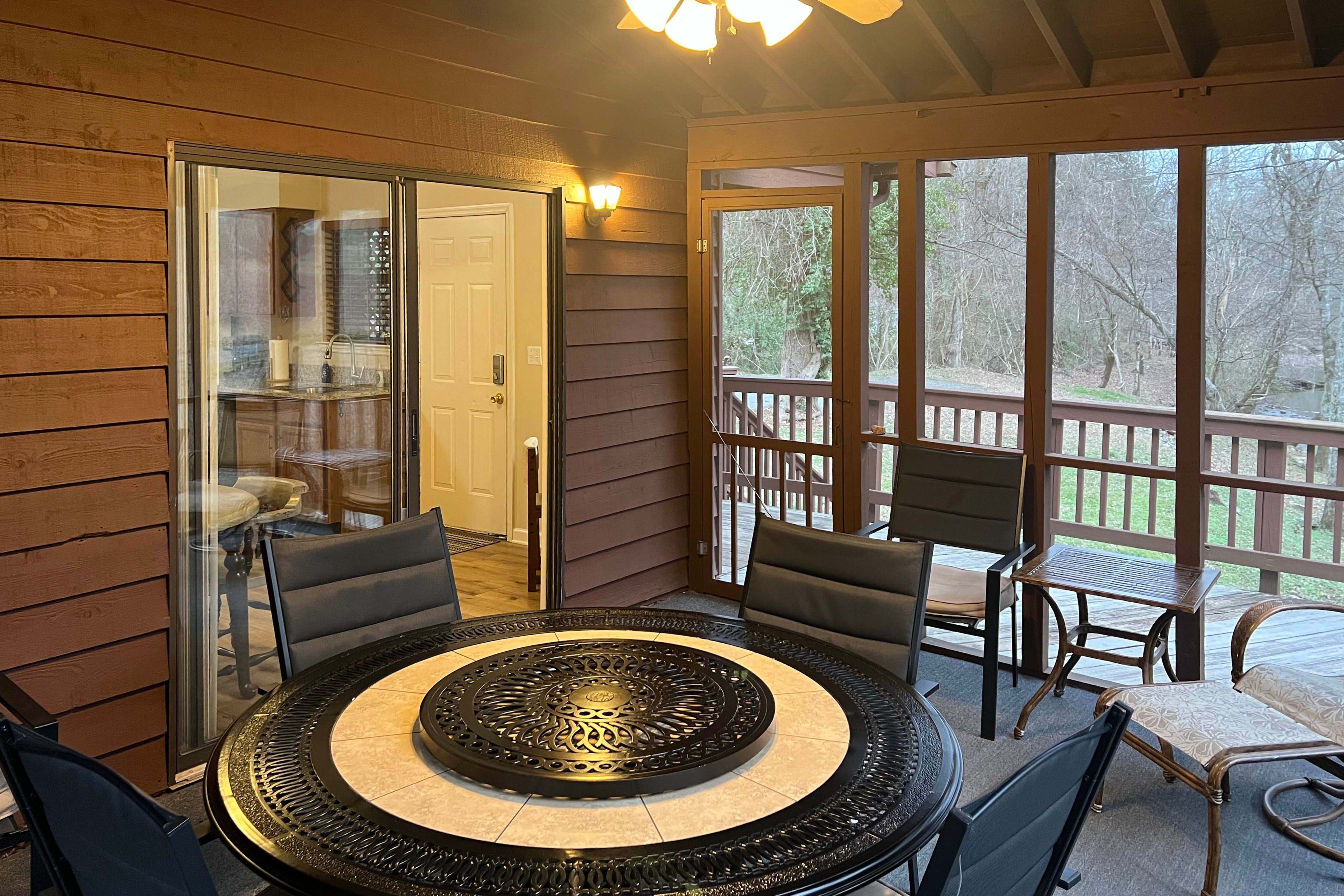 Screened Porch | Dining Area