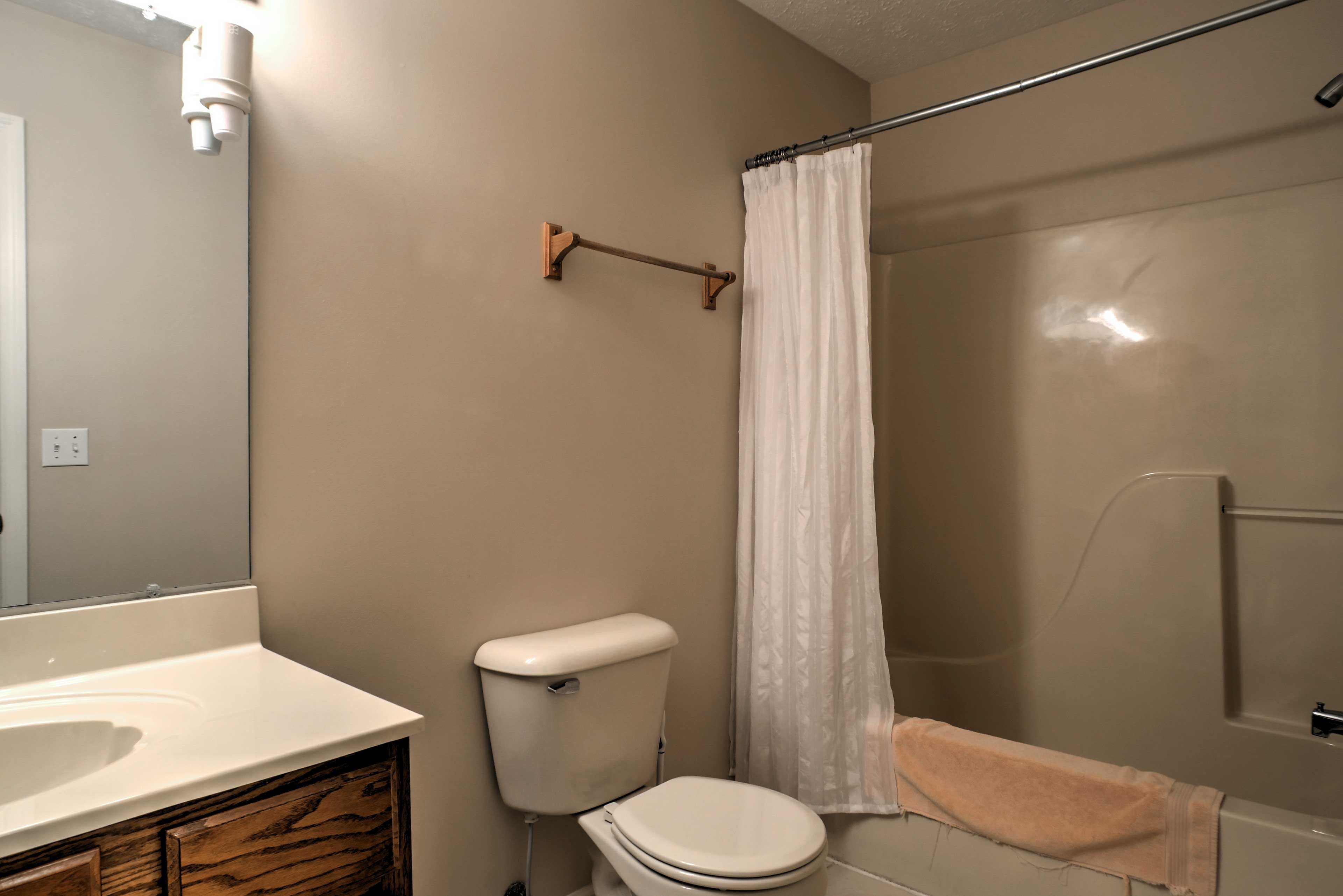 Full Bathroom | Towels Provided