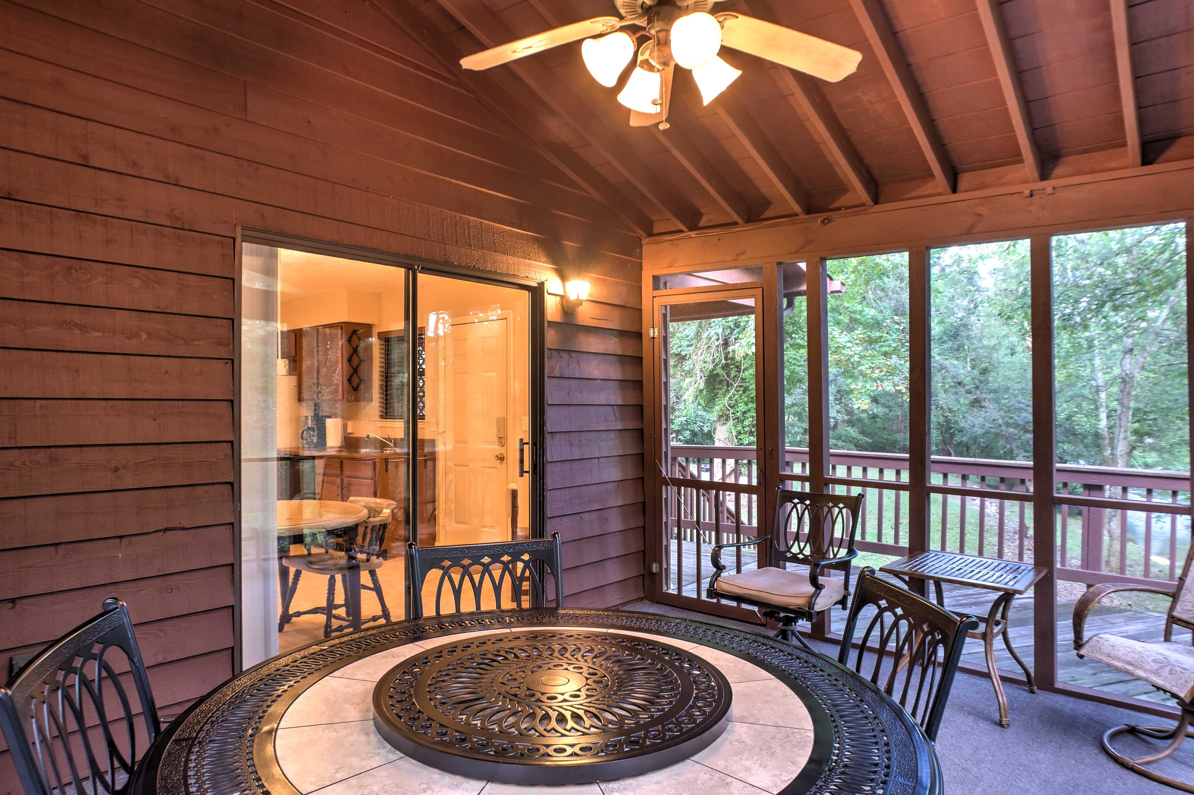 Screened Porch | Dining Area