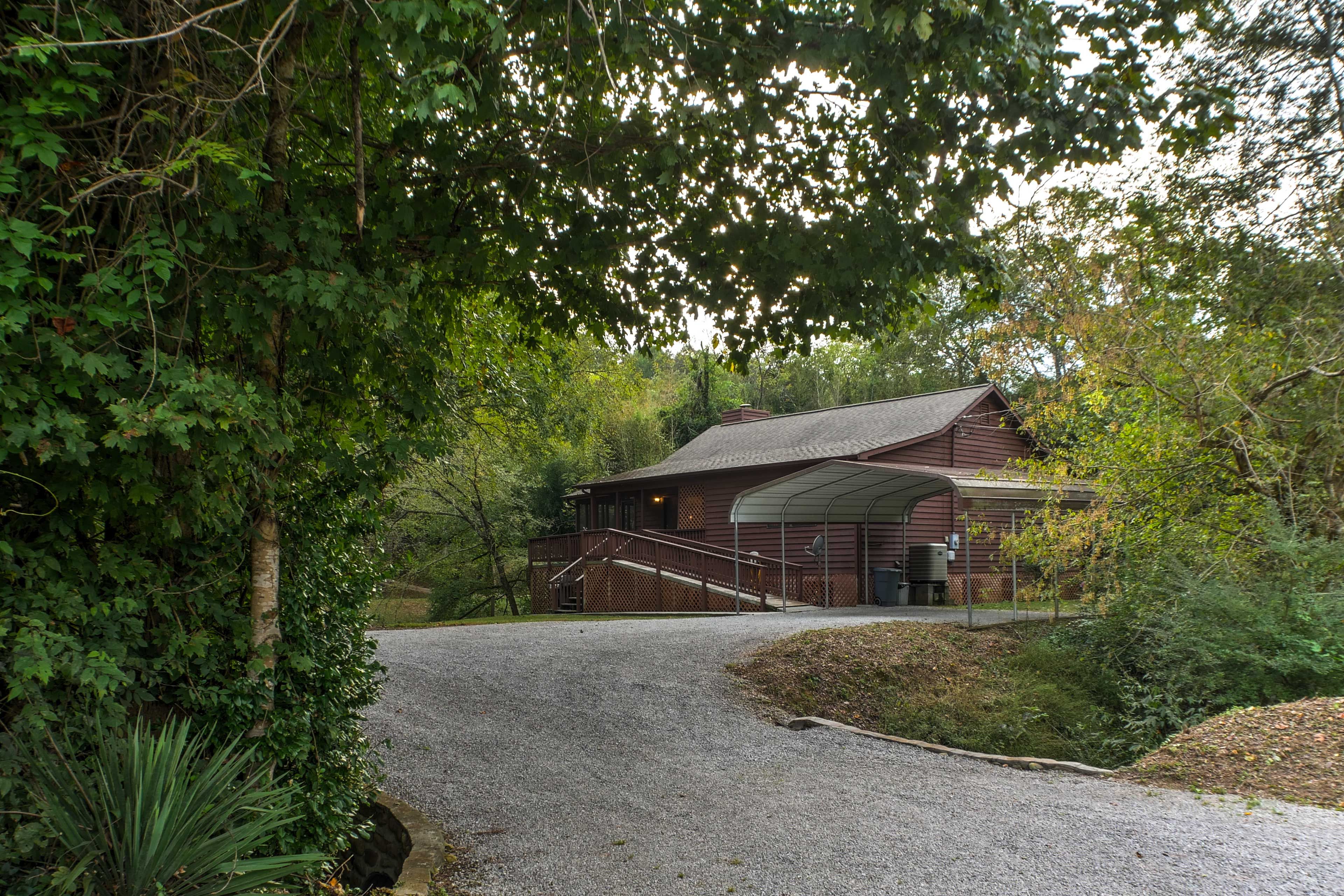 Parking | Gravel Driveway (6 Vehicles)