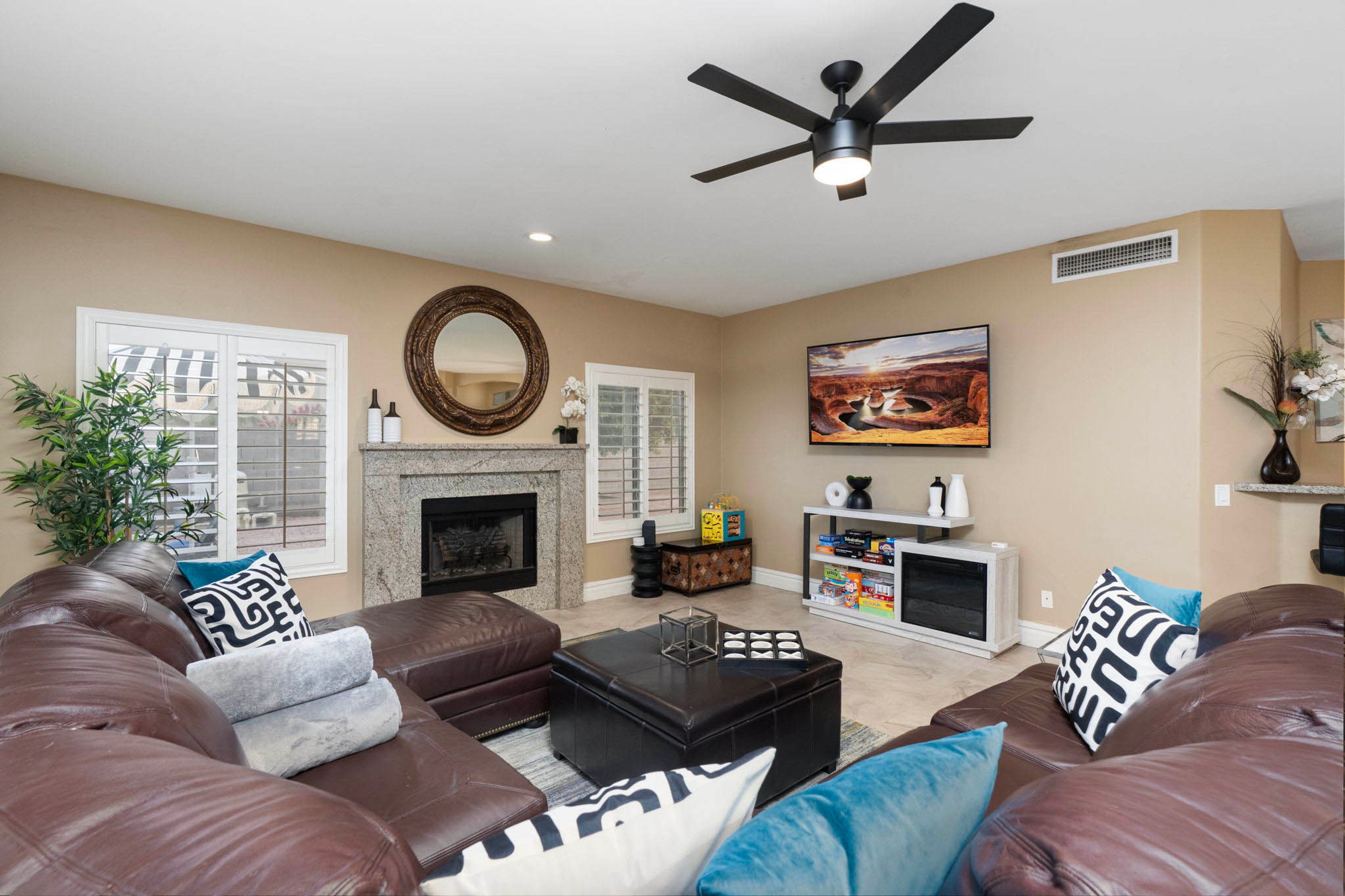 Living Room | Free WiFi | Smart TV | Fireplace