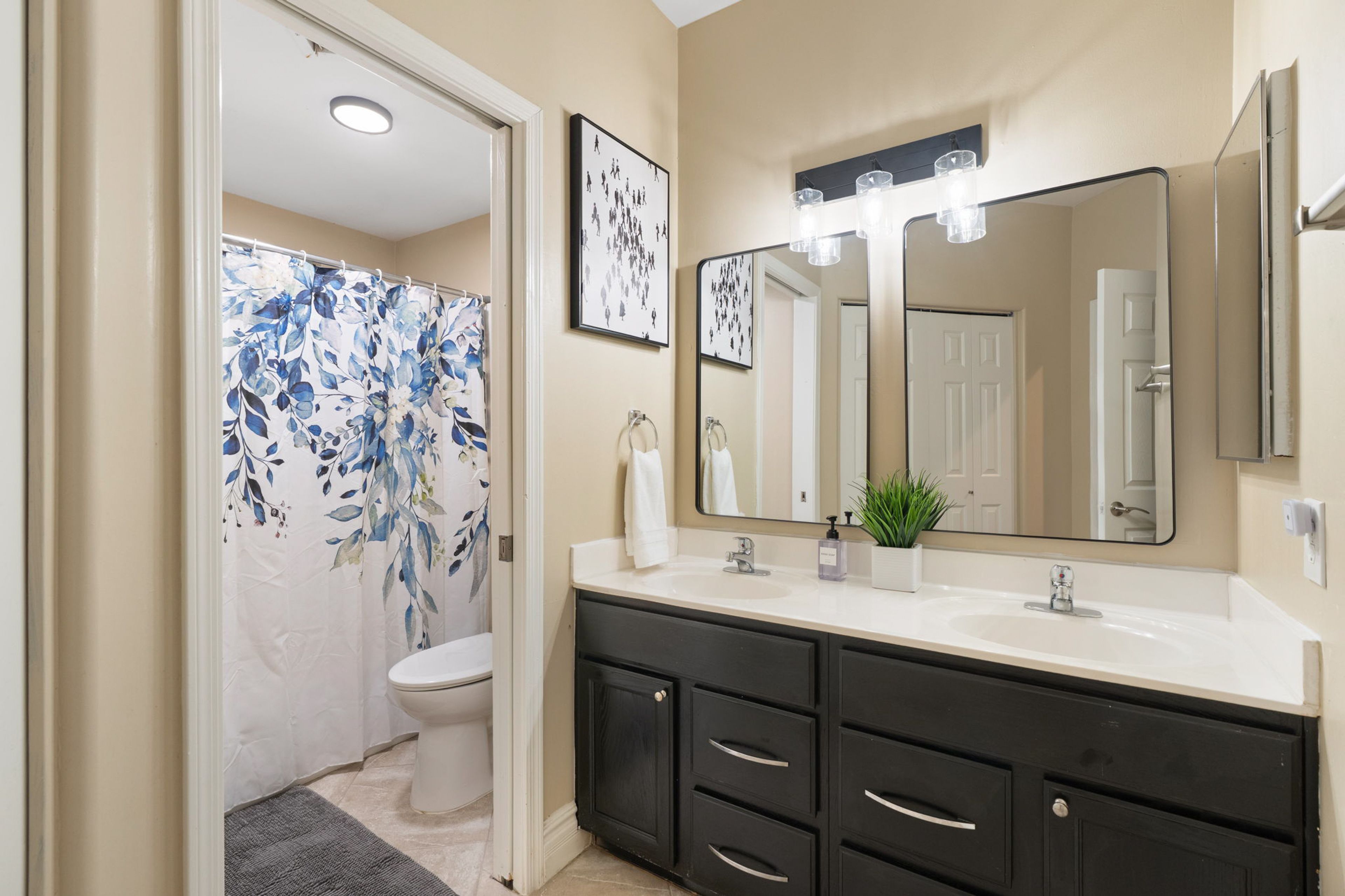 Full Bathroom | Complimentary Toiletries