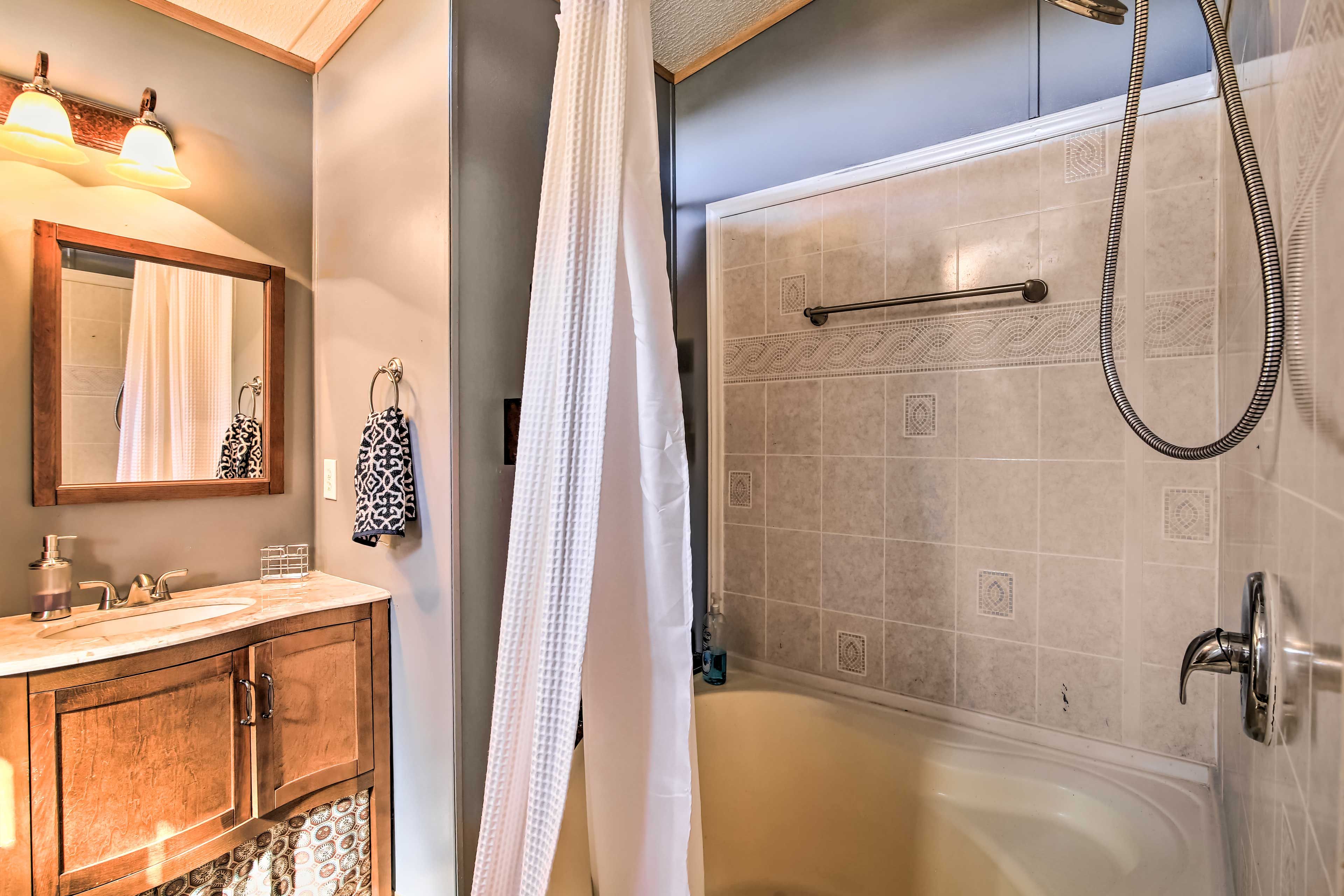 Full Bathroom | Towels Provided