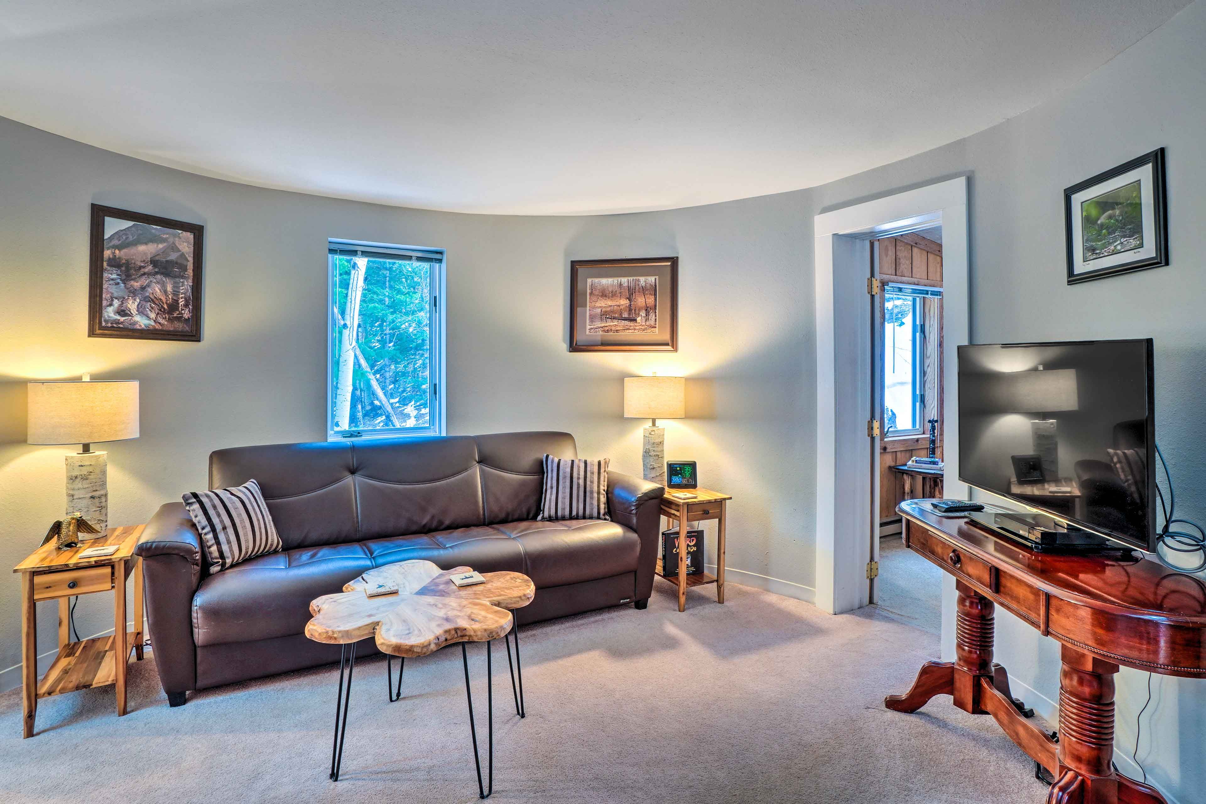 Living Area | Smart TV | Free WiFi | Main Level