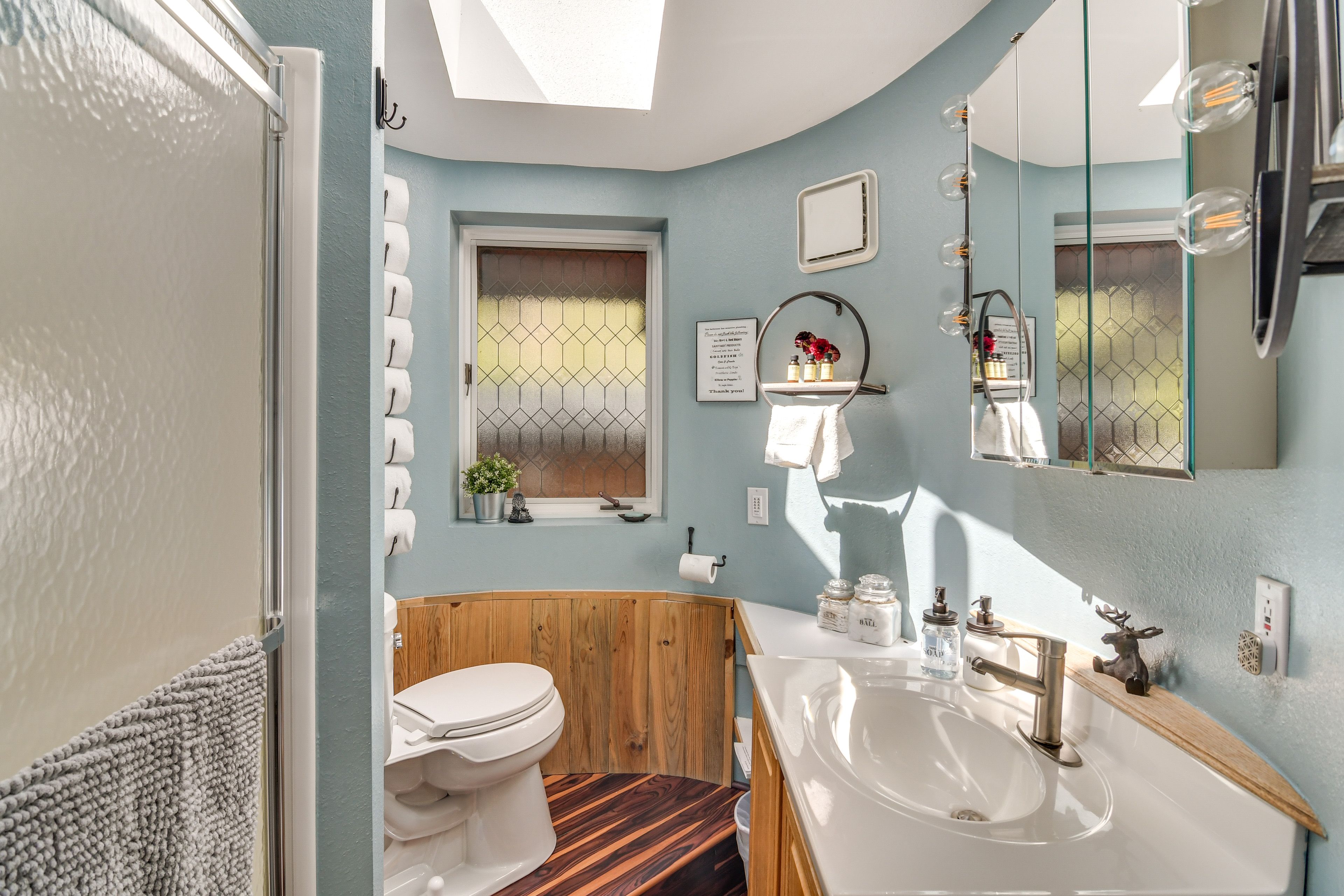 Full Bathroom | Towels Provided | Complimentary Toiletries | Main Level
