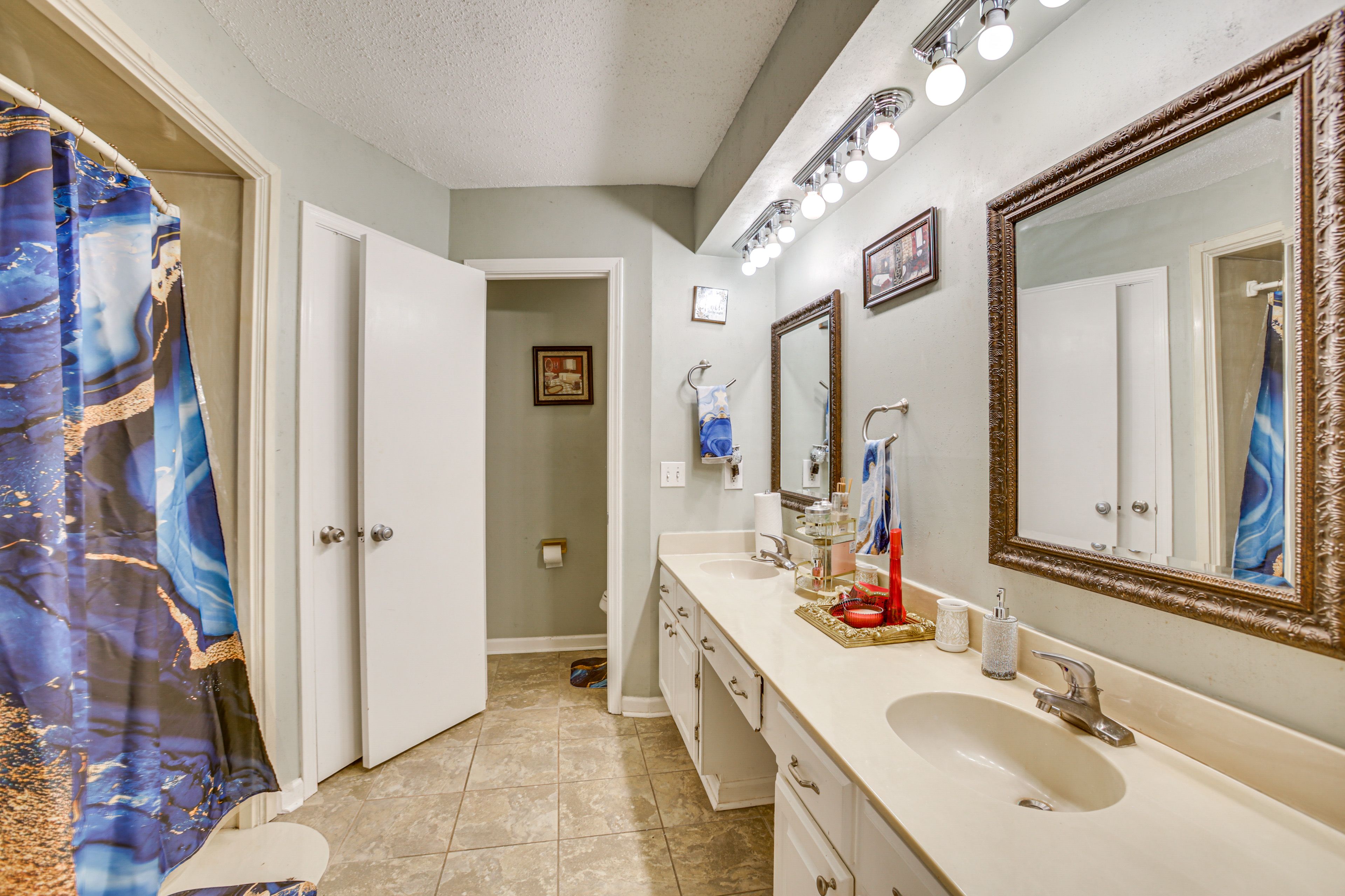 Full Bathroom | 1st Floor | Towels Provided