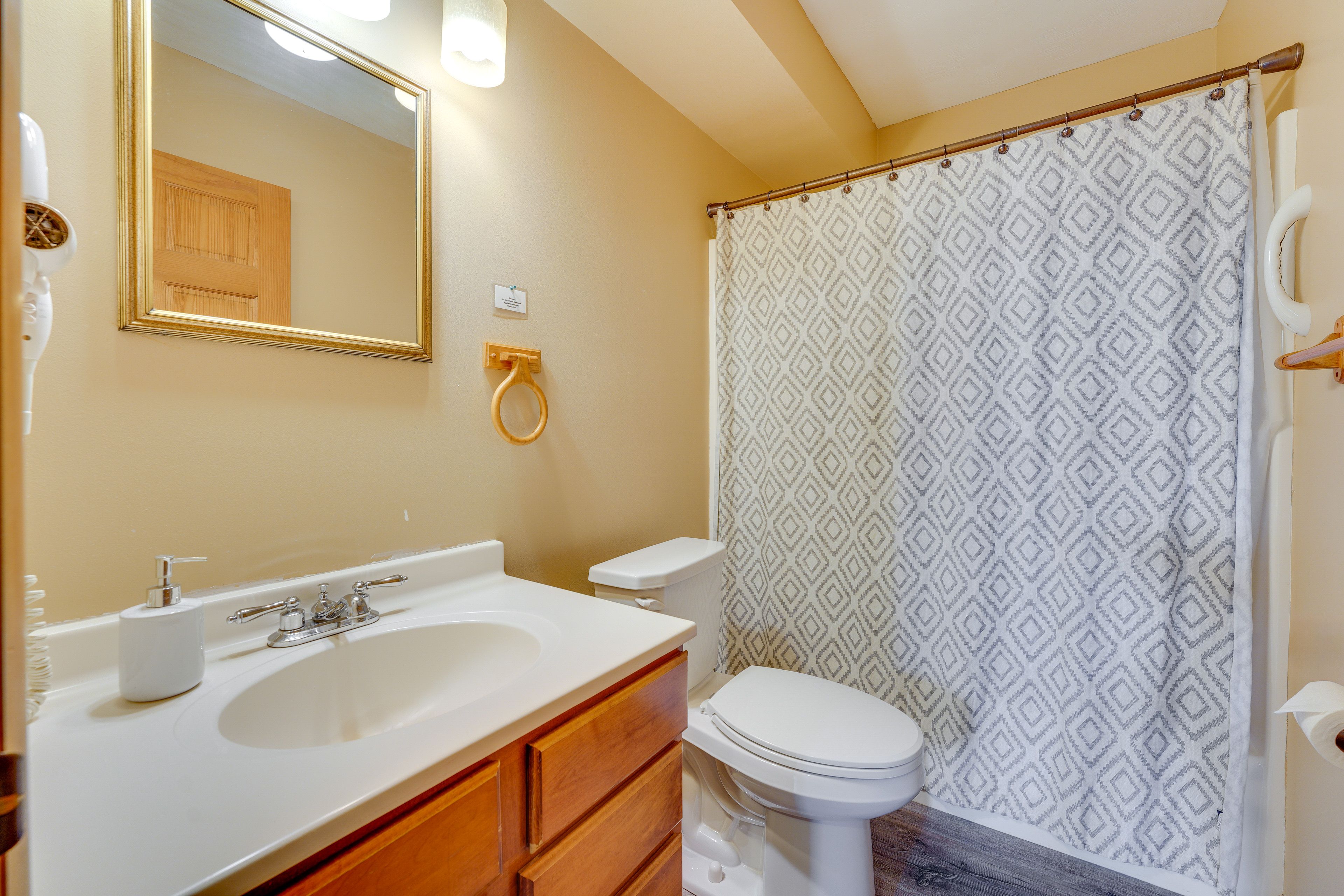 Full Bathroom | 1st Floor | Towels & Linens Provided
