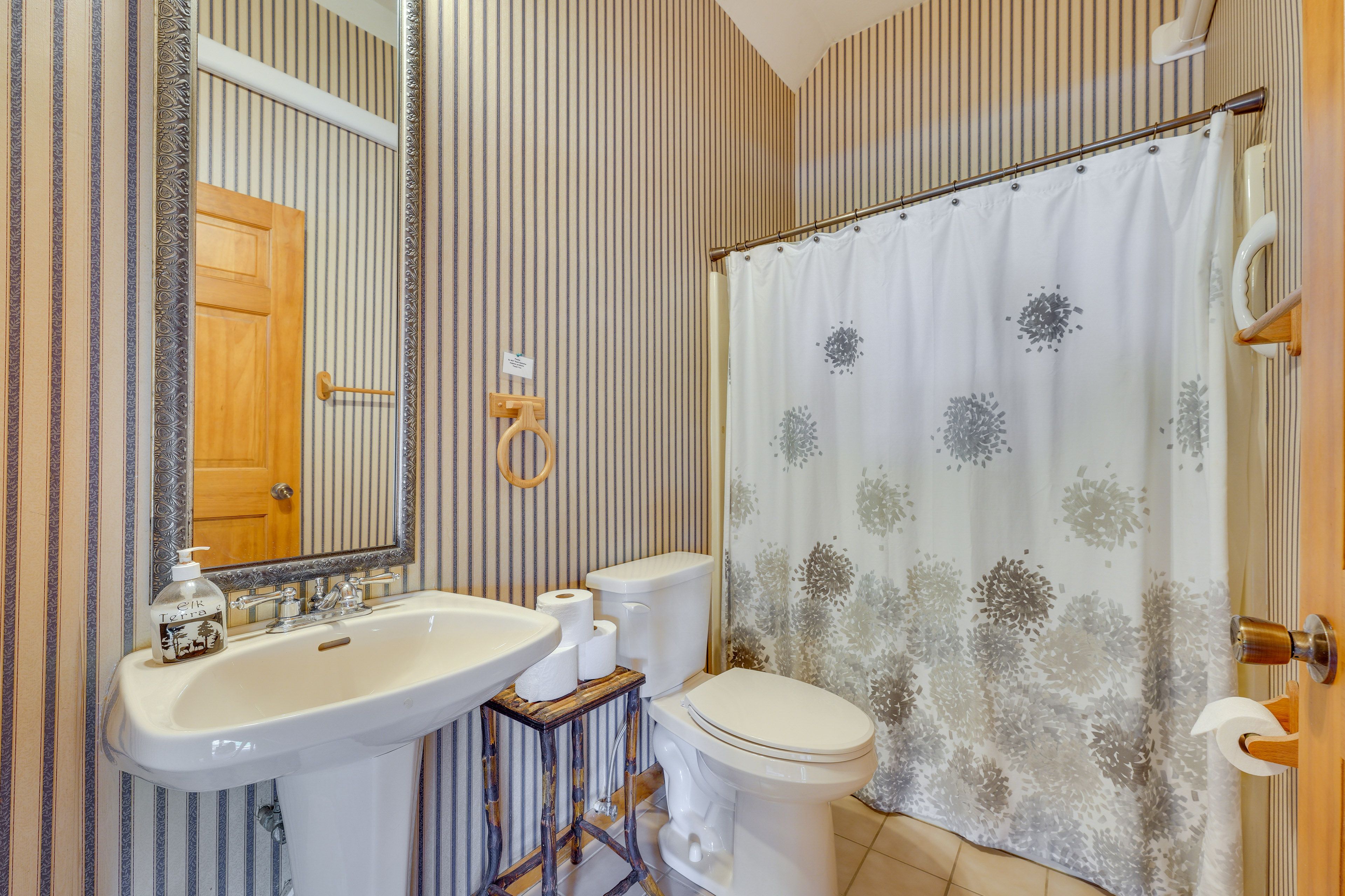 Full Bathroom | 2nd Floor | Towels & Linens Provided