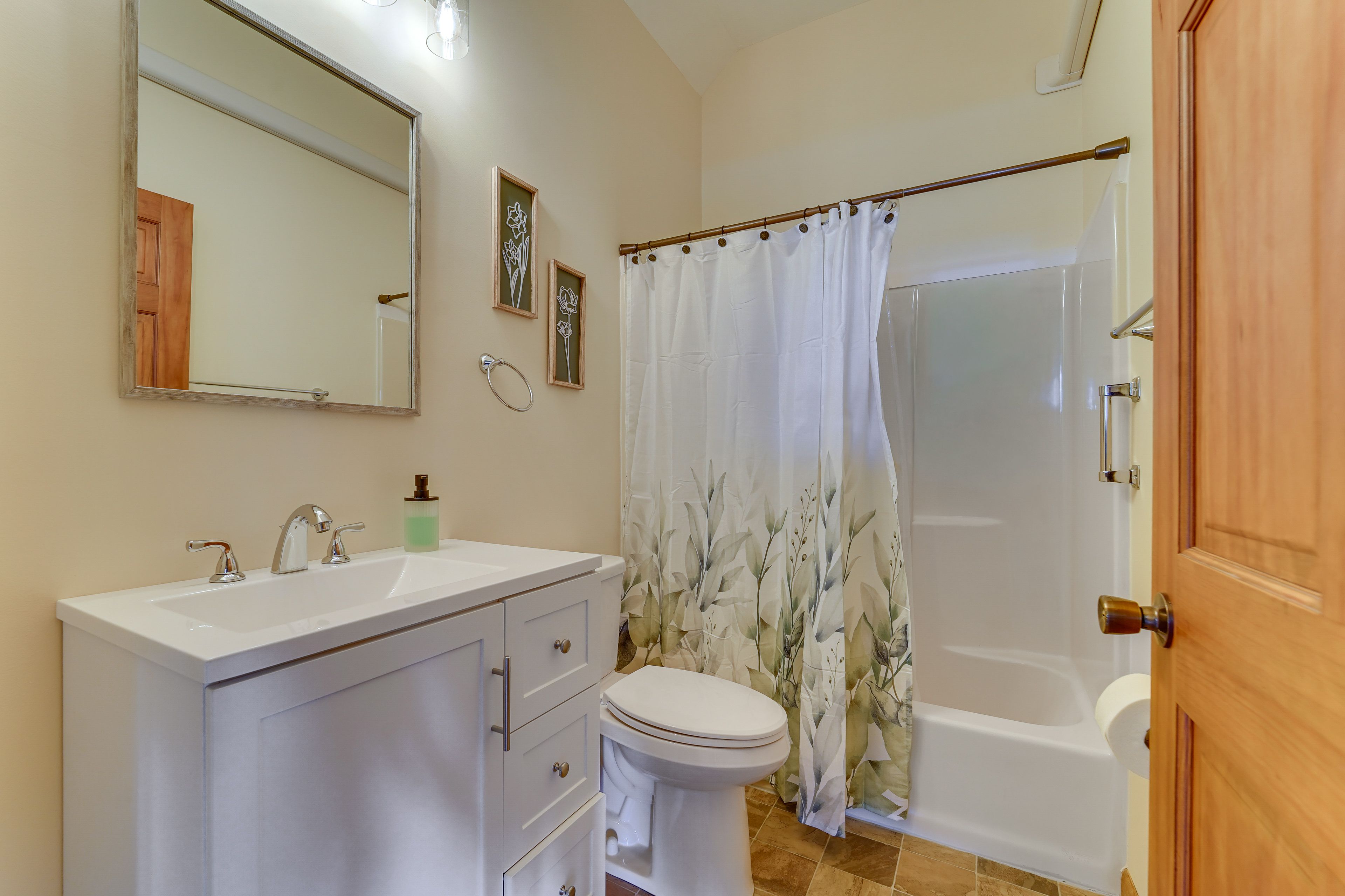 Full Bathroom | 2nd Floor | Towels & Linens Provided