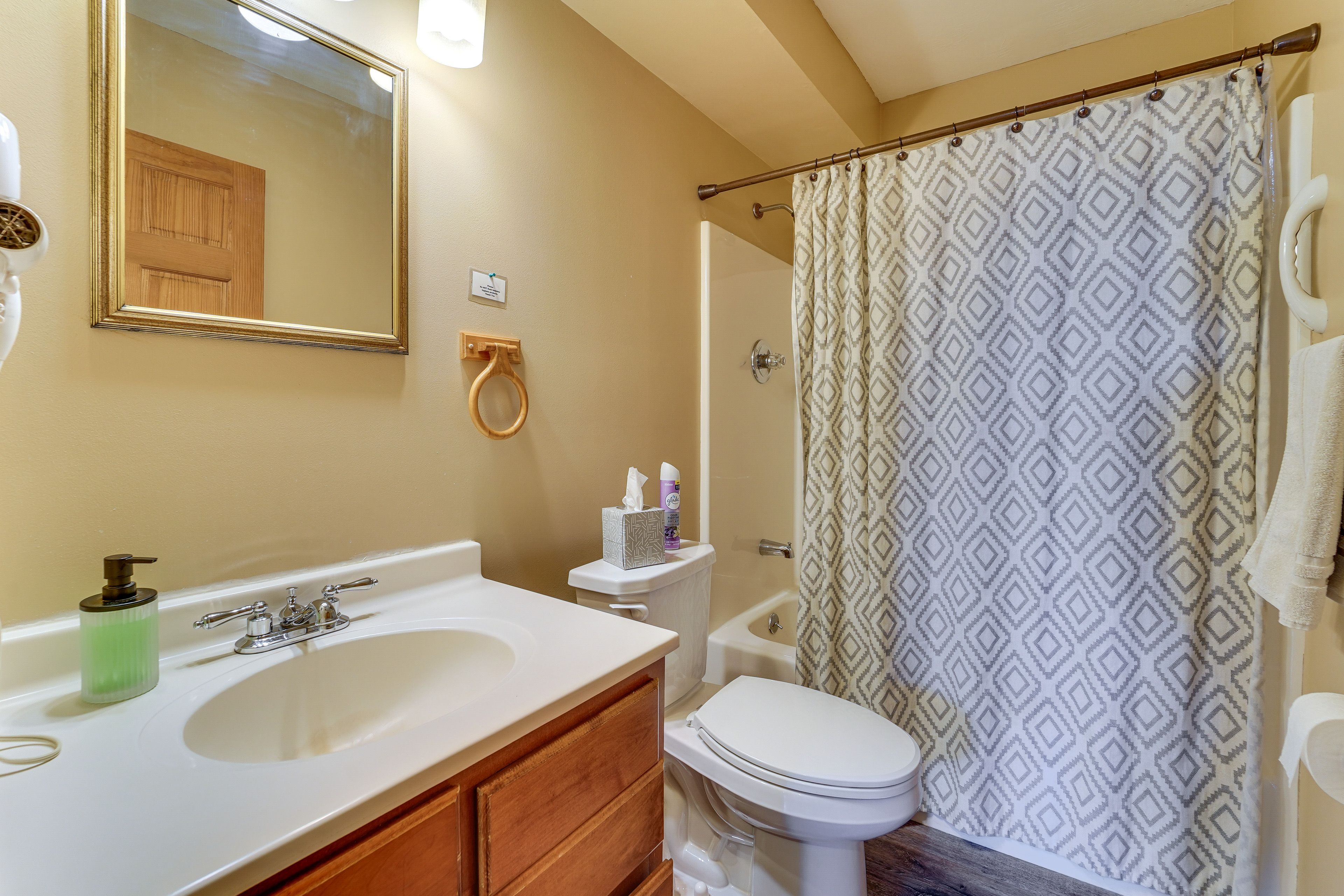 Full Bathroom | 1st Floor | Towels & Linens Provided