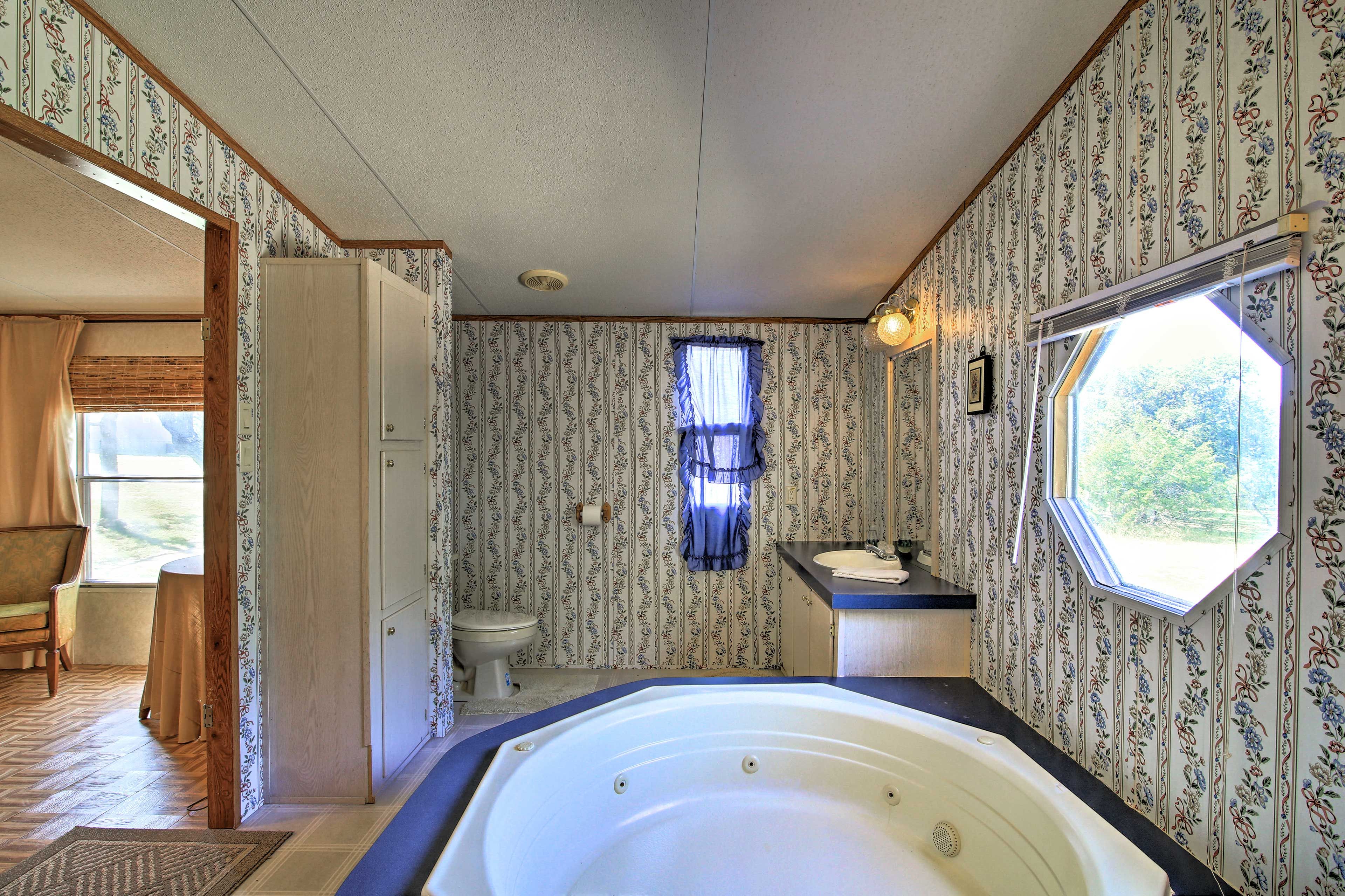 Full Bathroom | Towels & Linens Provided