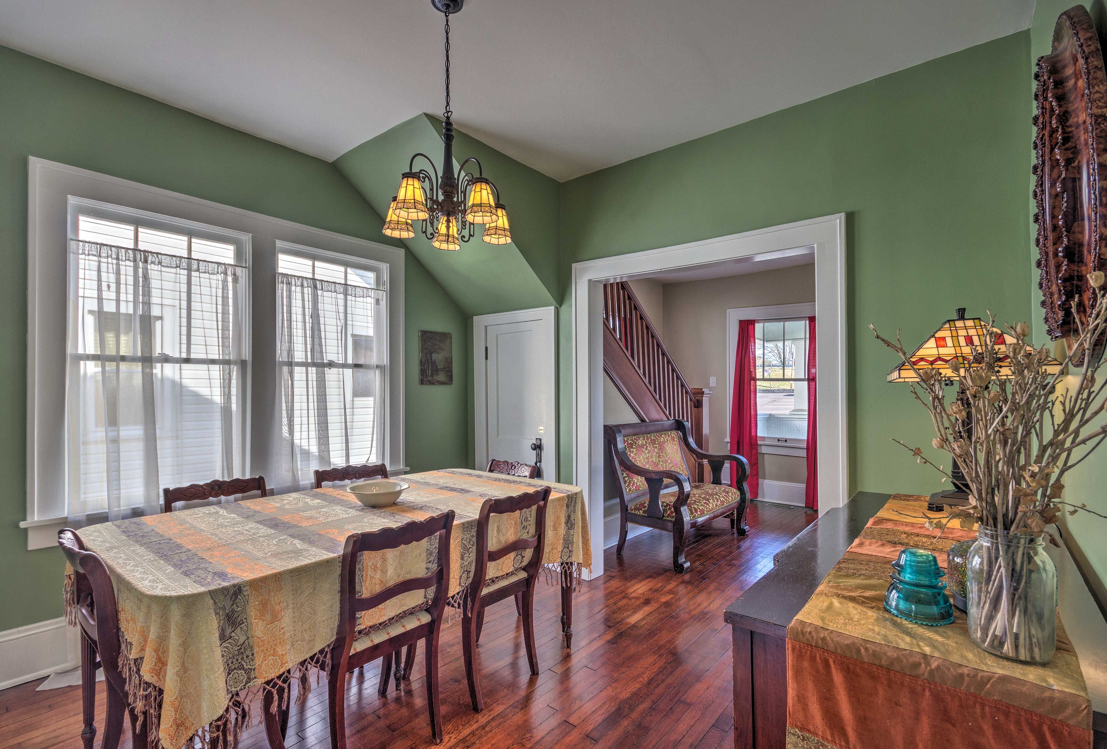 There are 3 bedrooms, 1 bathroom, and room for 5 travelers.