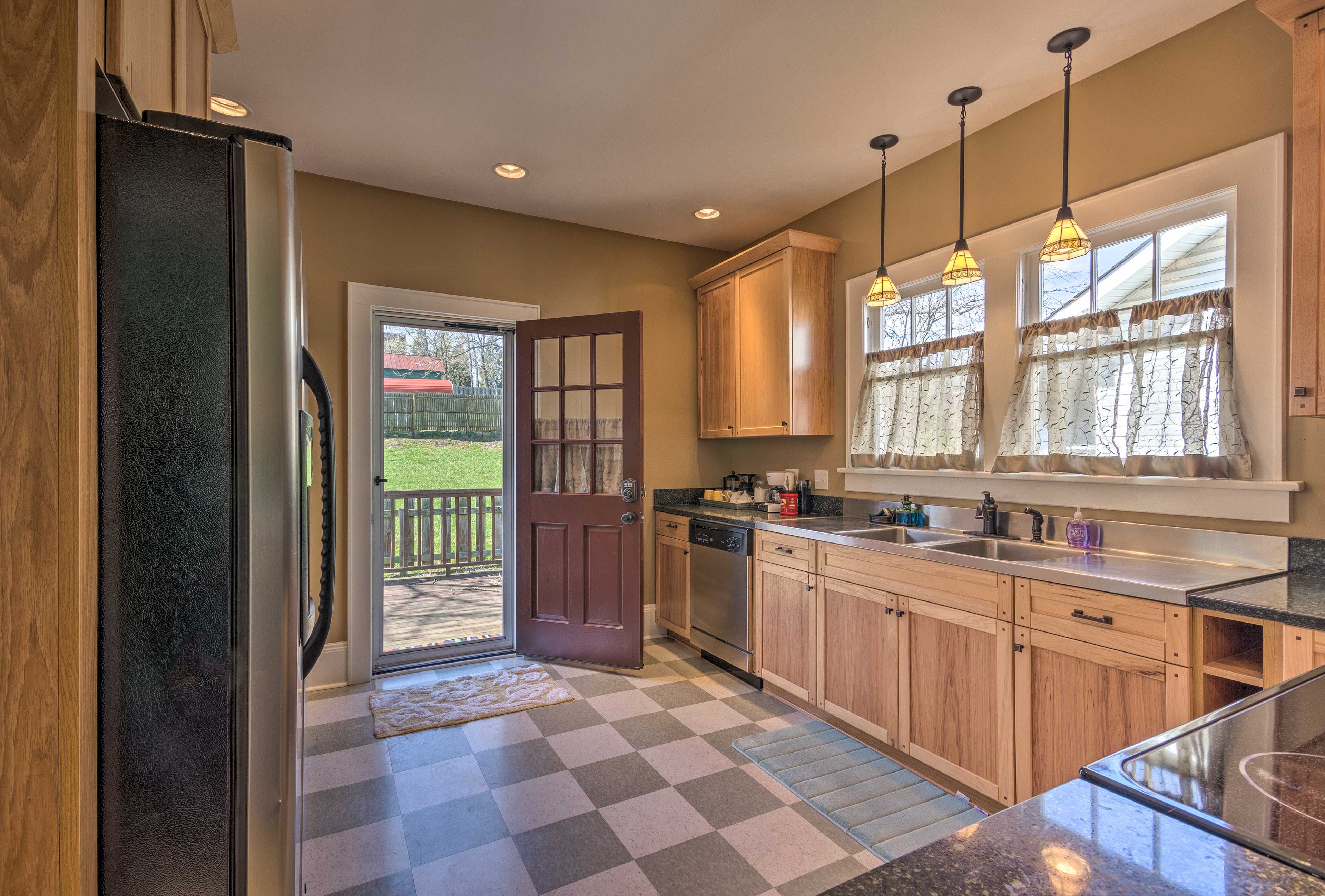 The fully equipped kitchen has everything you need.