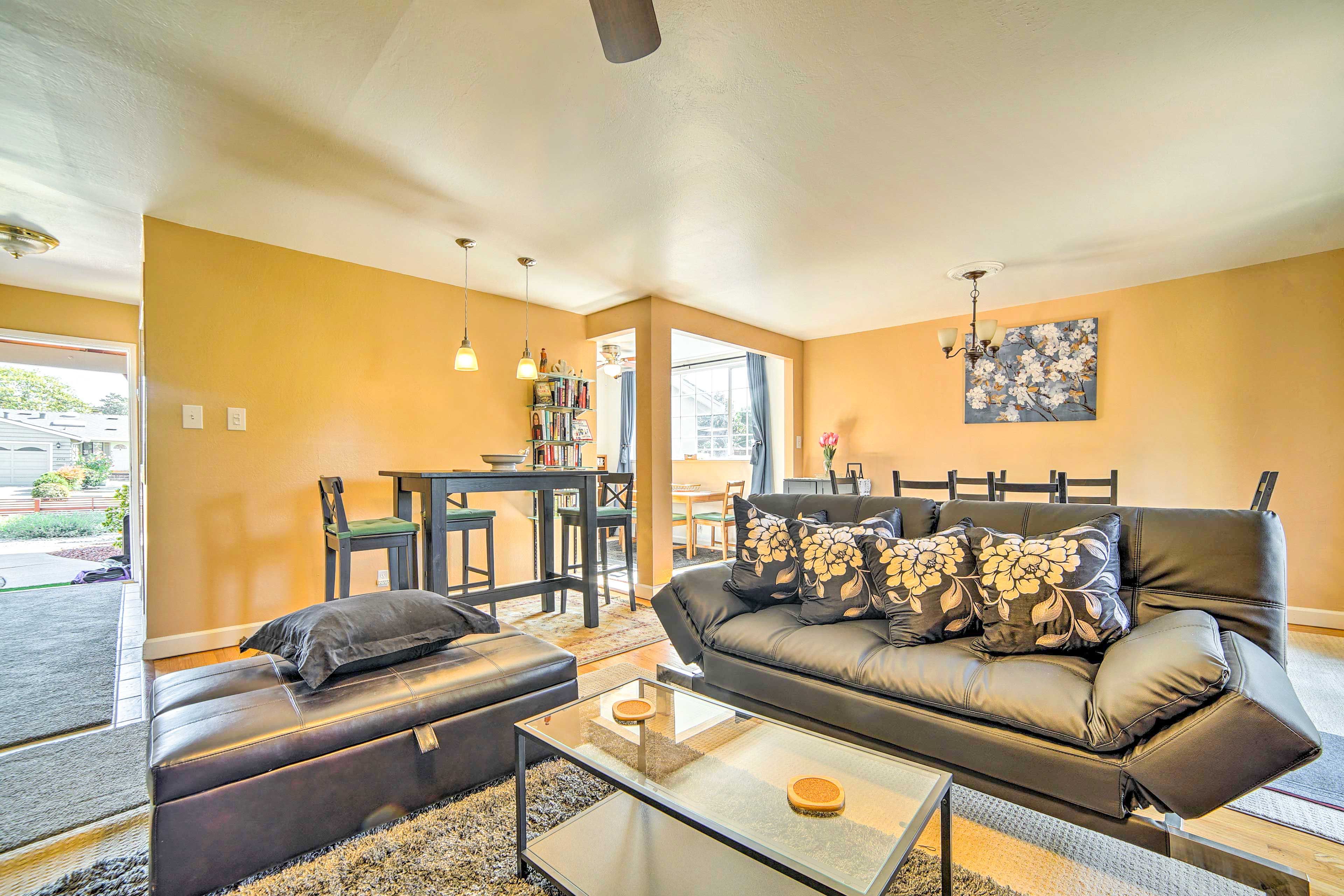 Living Room | Central A/C & Heating | Smart TV | Board Games | Books