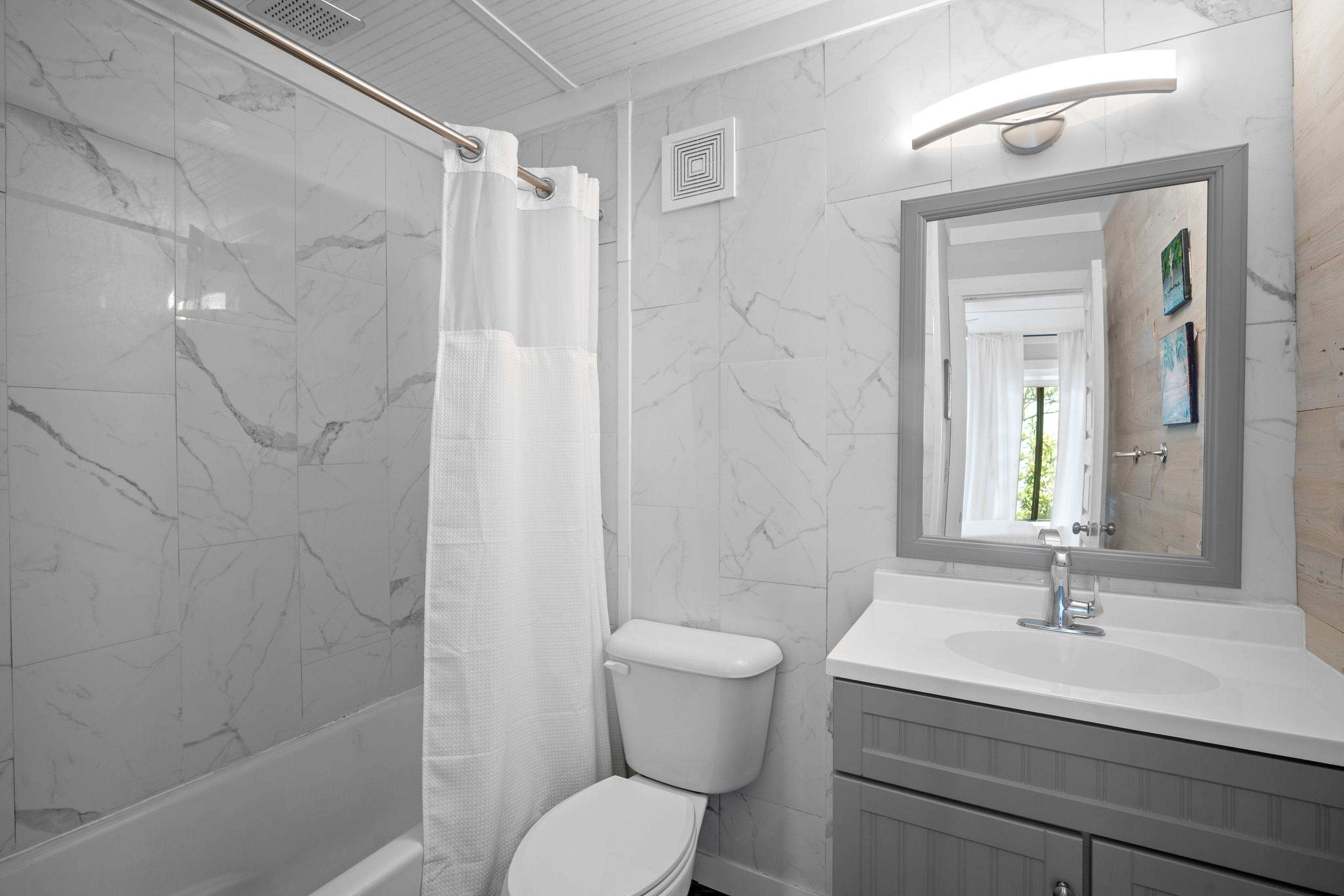 En-Suite Bathroom | Towels Provided