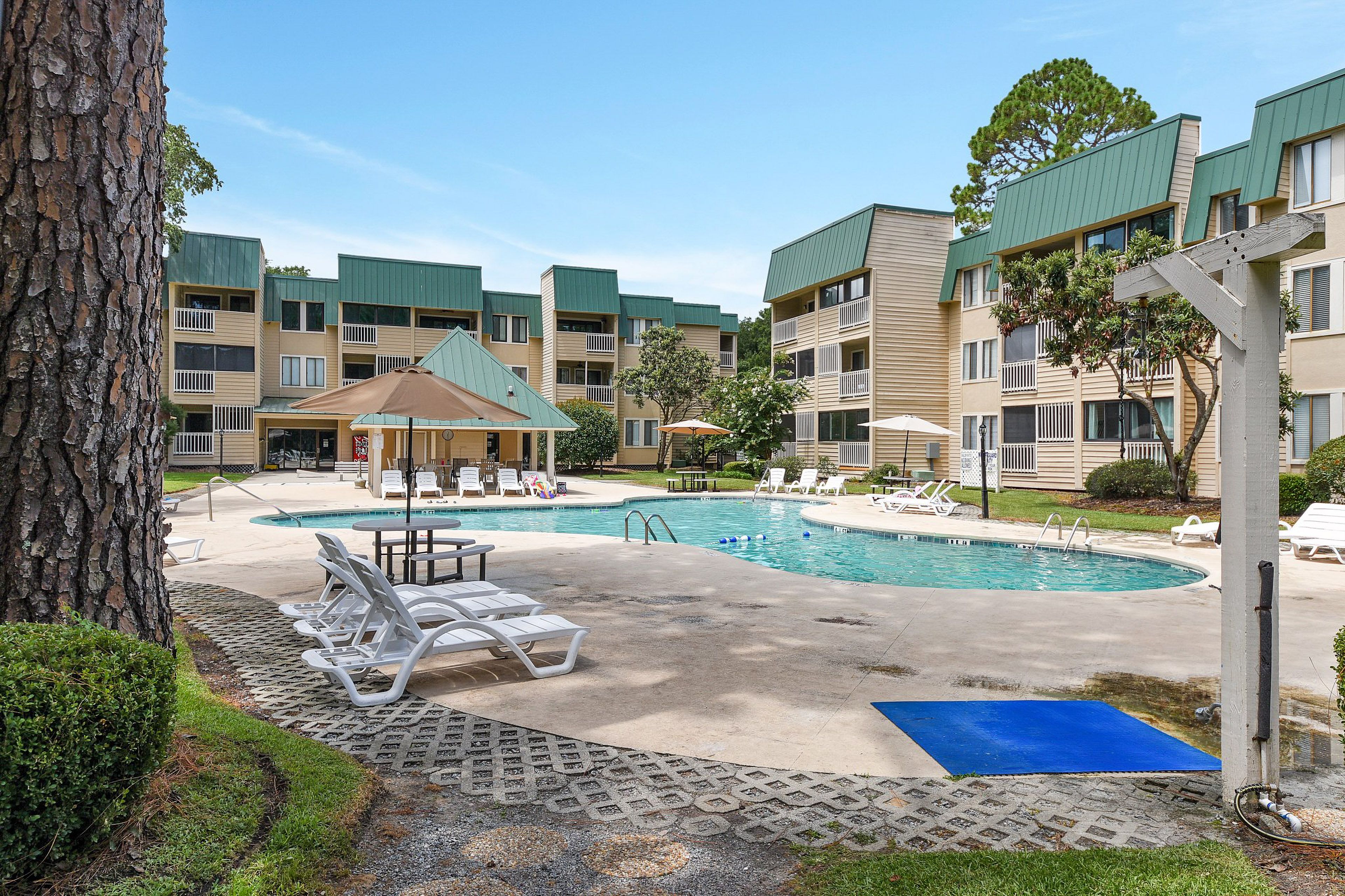 Community Amenities | Outdoor Pool