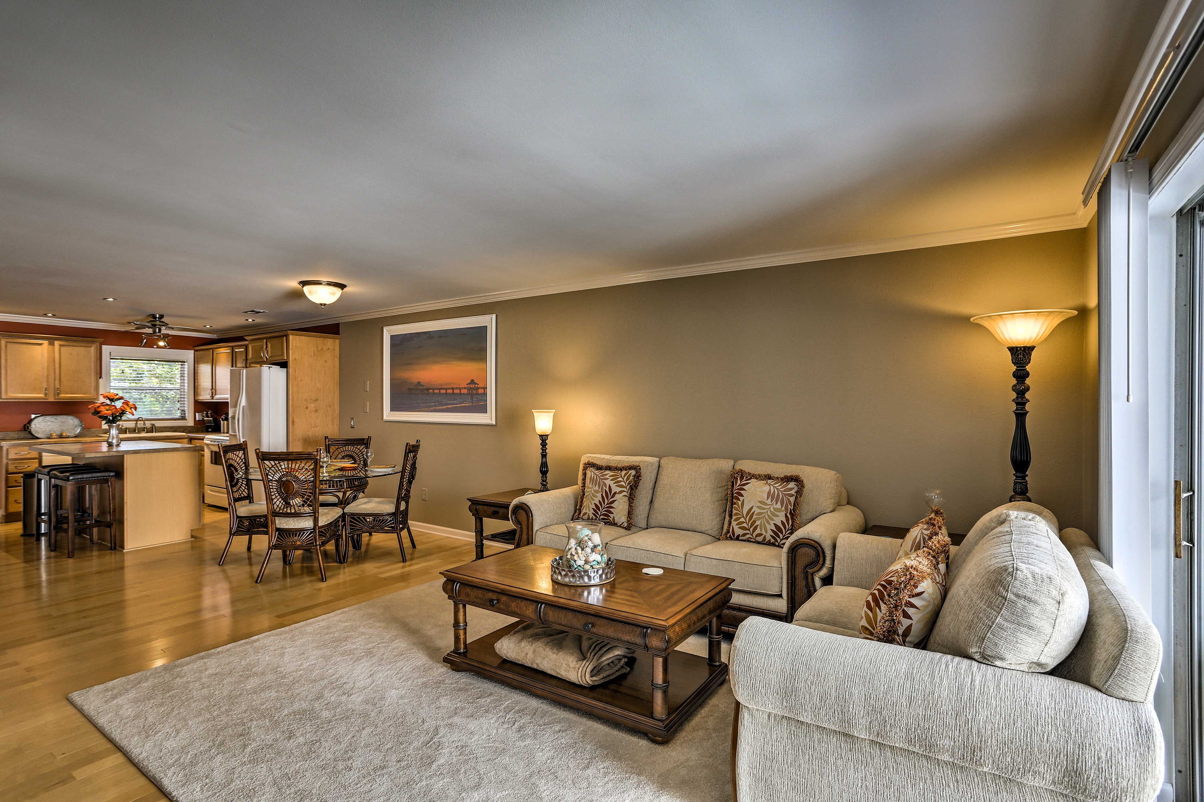 There are 2 bedrooms, 1.5 bathrooms, and accommodations for 6.