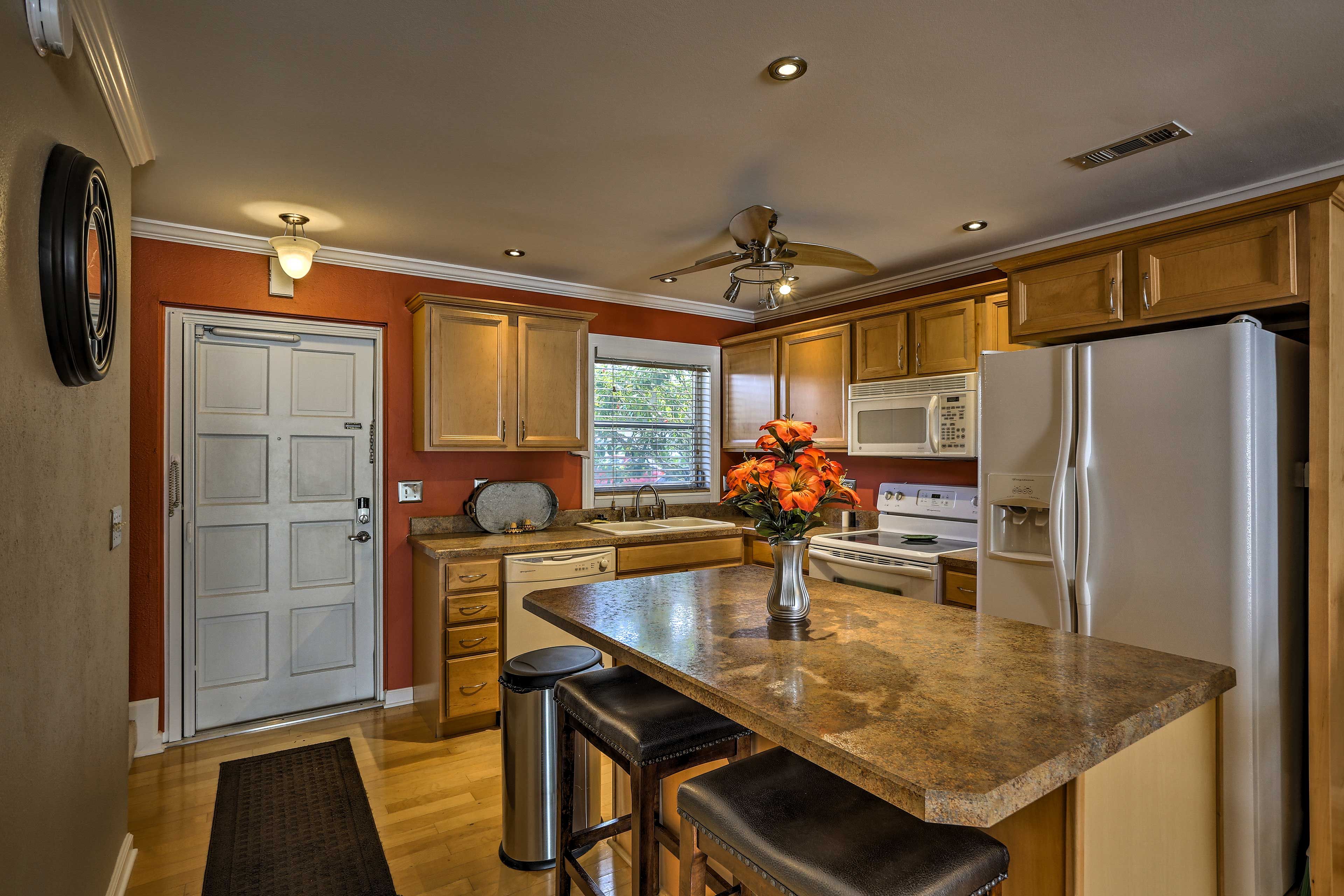 Cooking will be easy in the fully equipped kitchen.