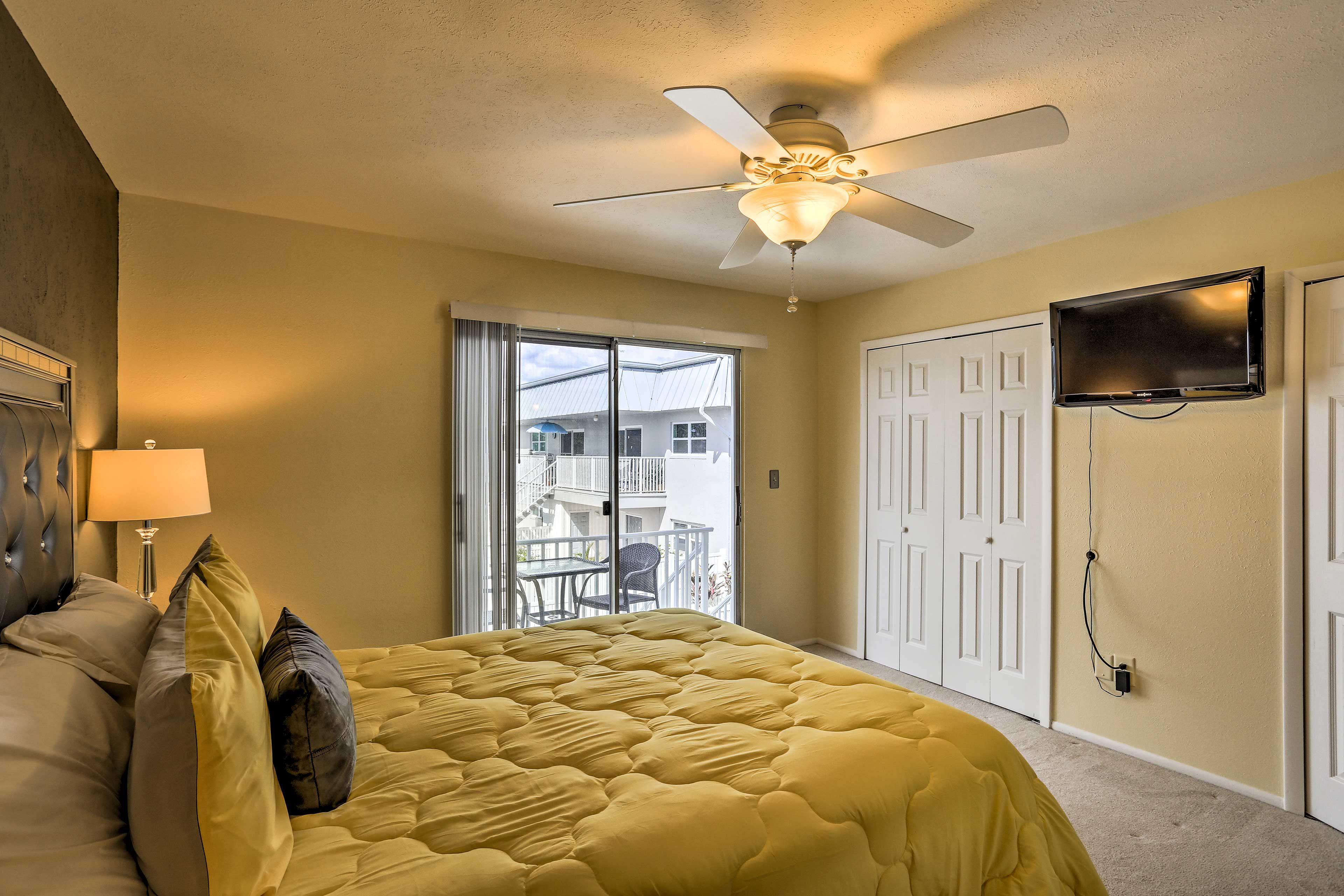 The room features a flat-screen TV.