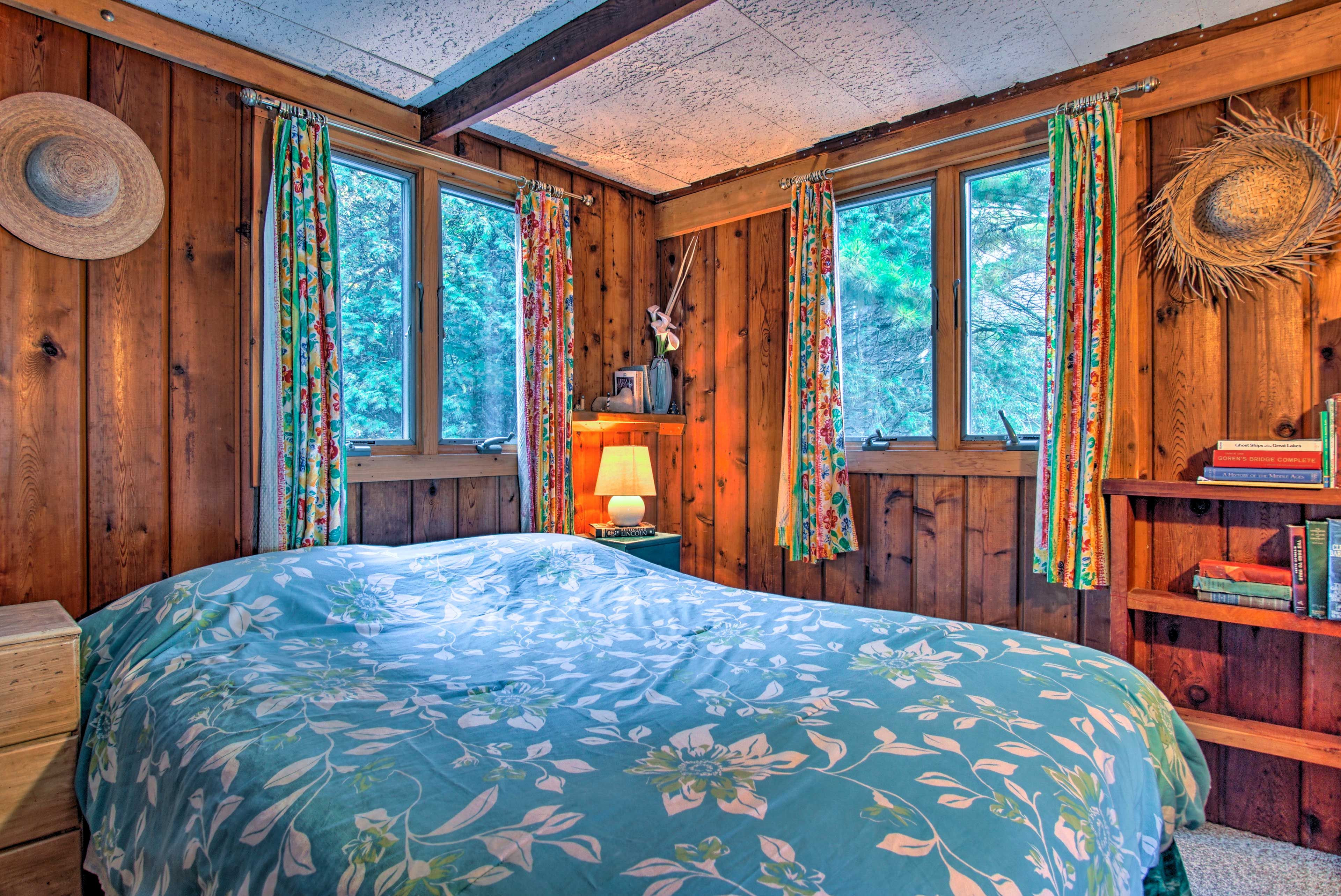 Bedroom 1 | Queen Bed
