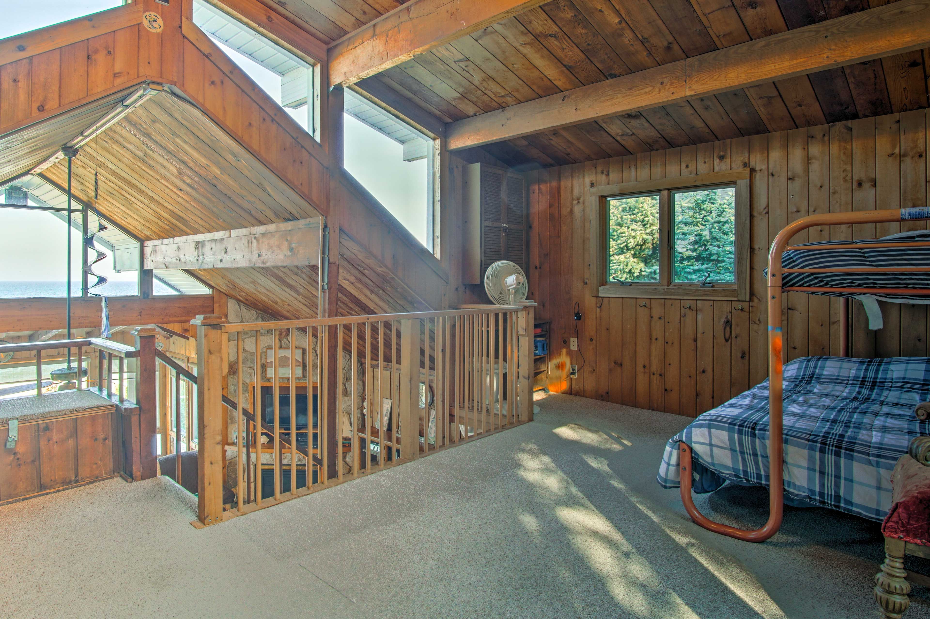Loft | 3 Twin/Full Bunk Beds | Ideal for Children