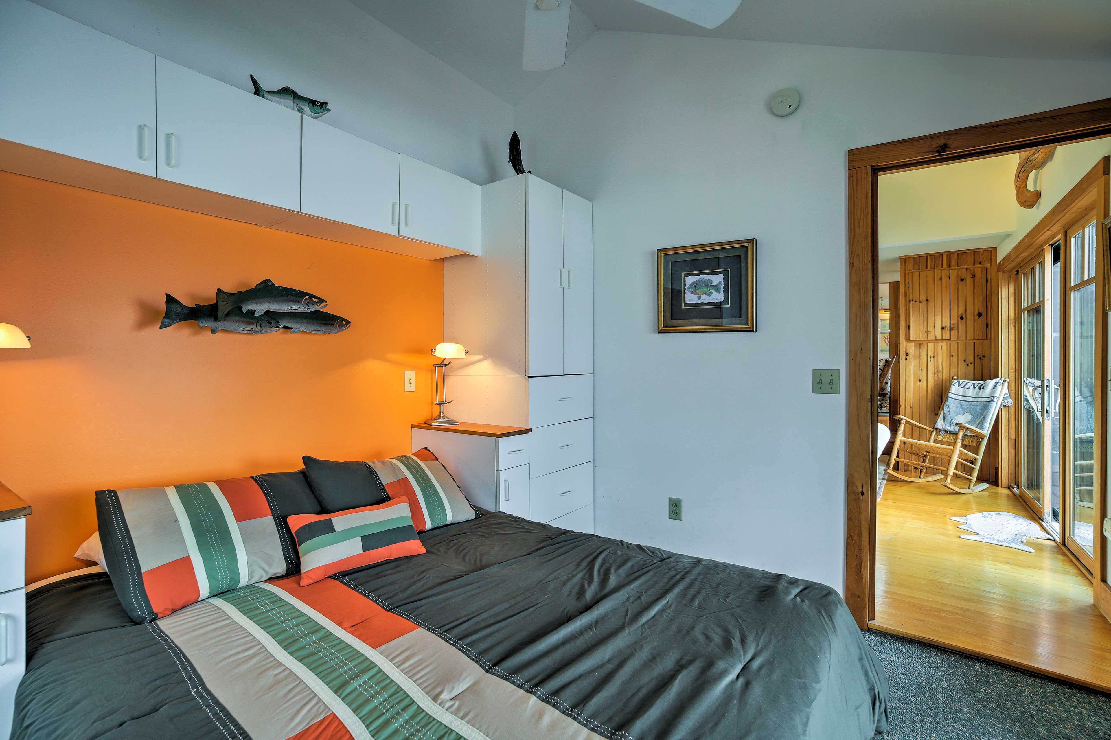 Bedroom 1 | Queen Bed