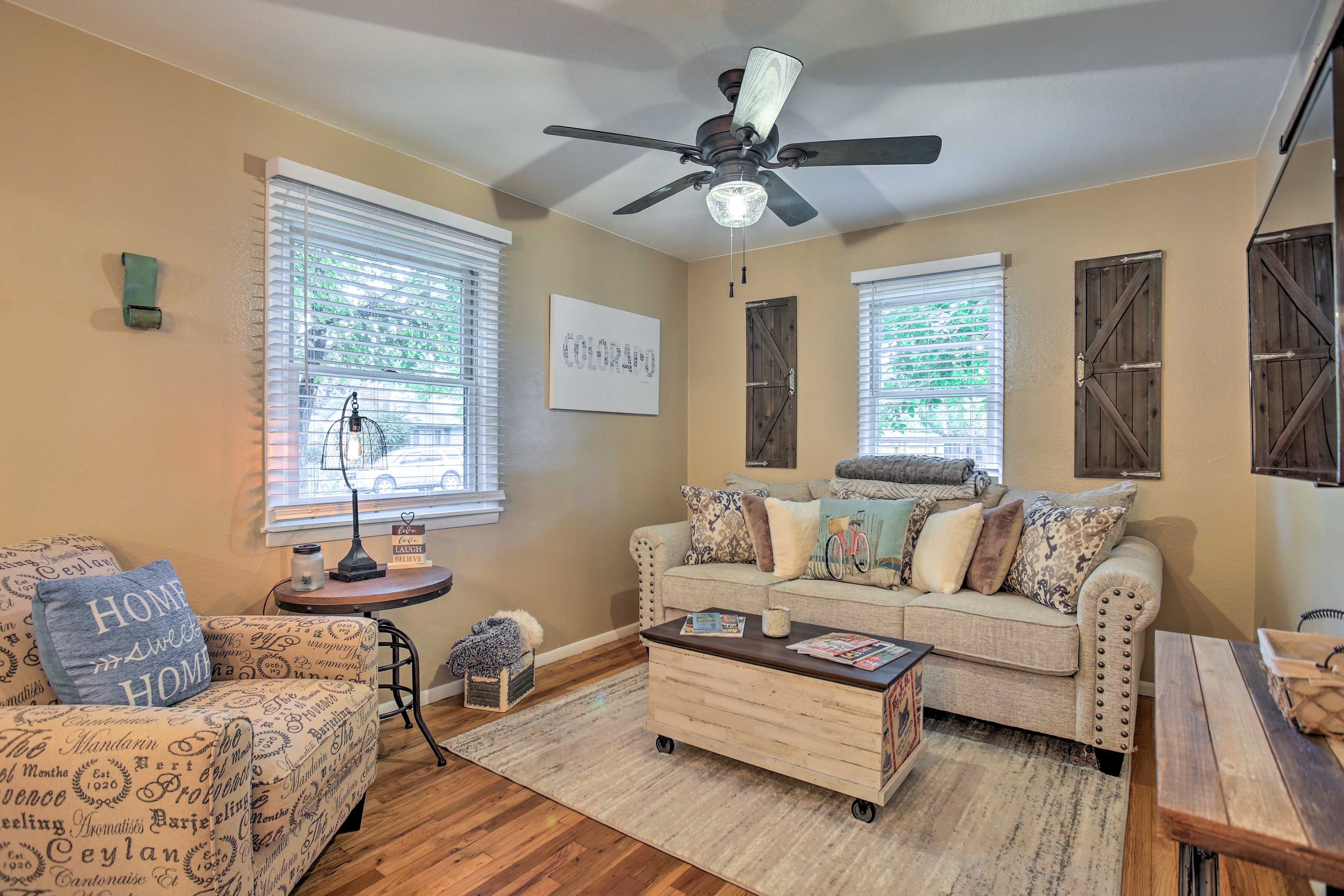 Living Room | Free WiFi | Flat-Screen TV