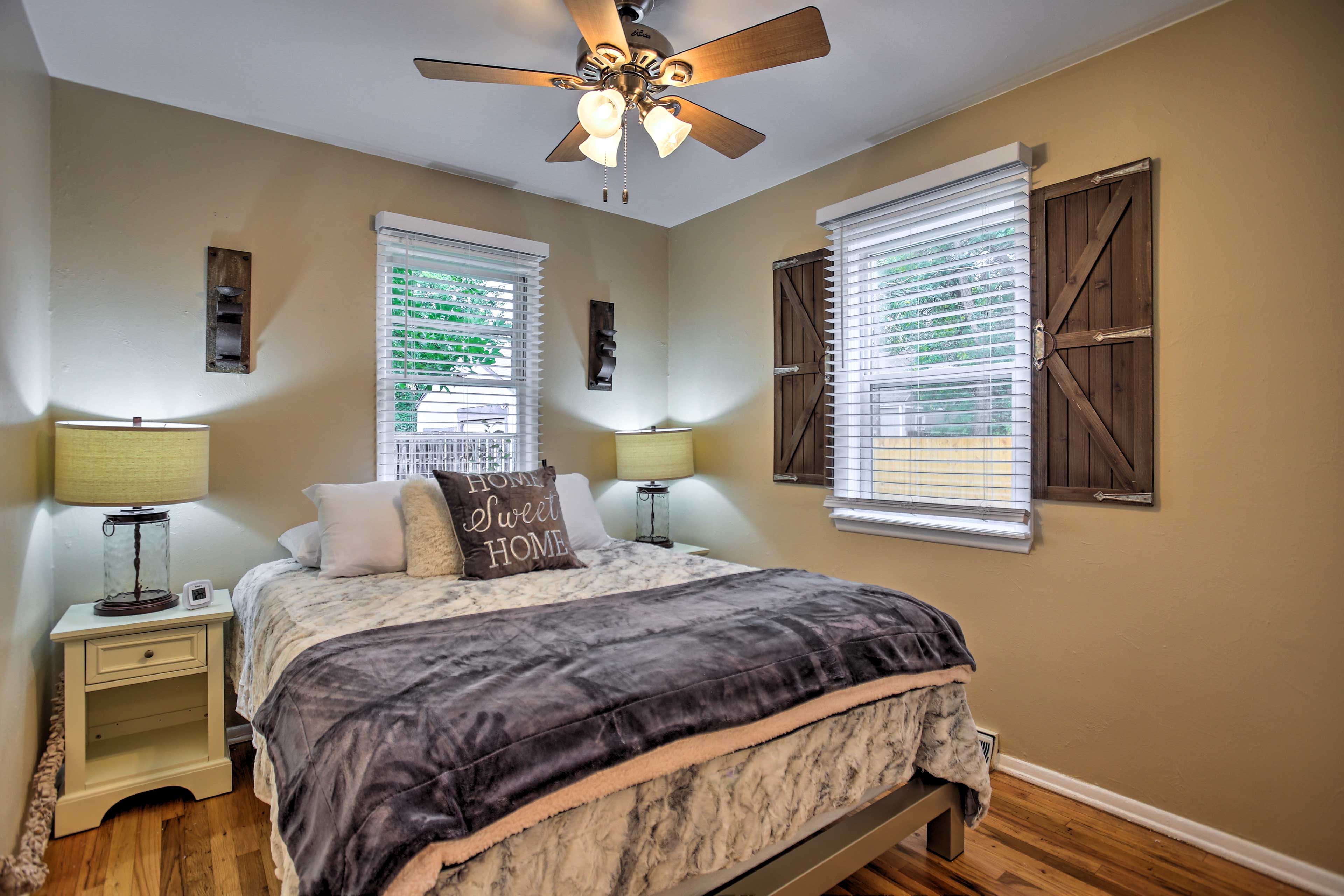 Bedroom 1 | Queen Bed