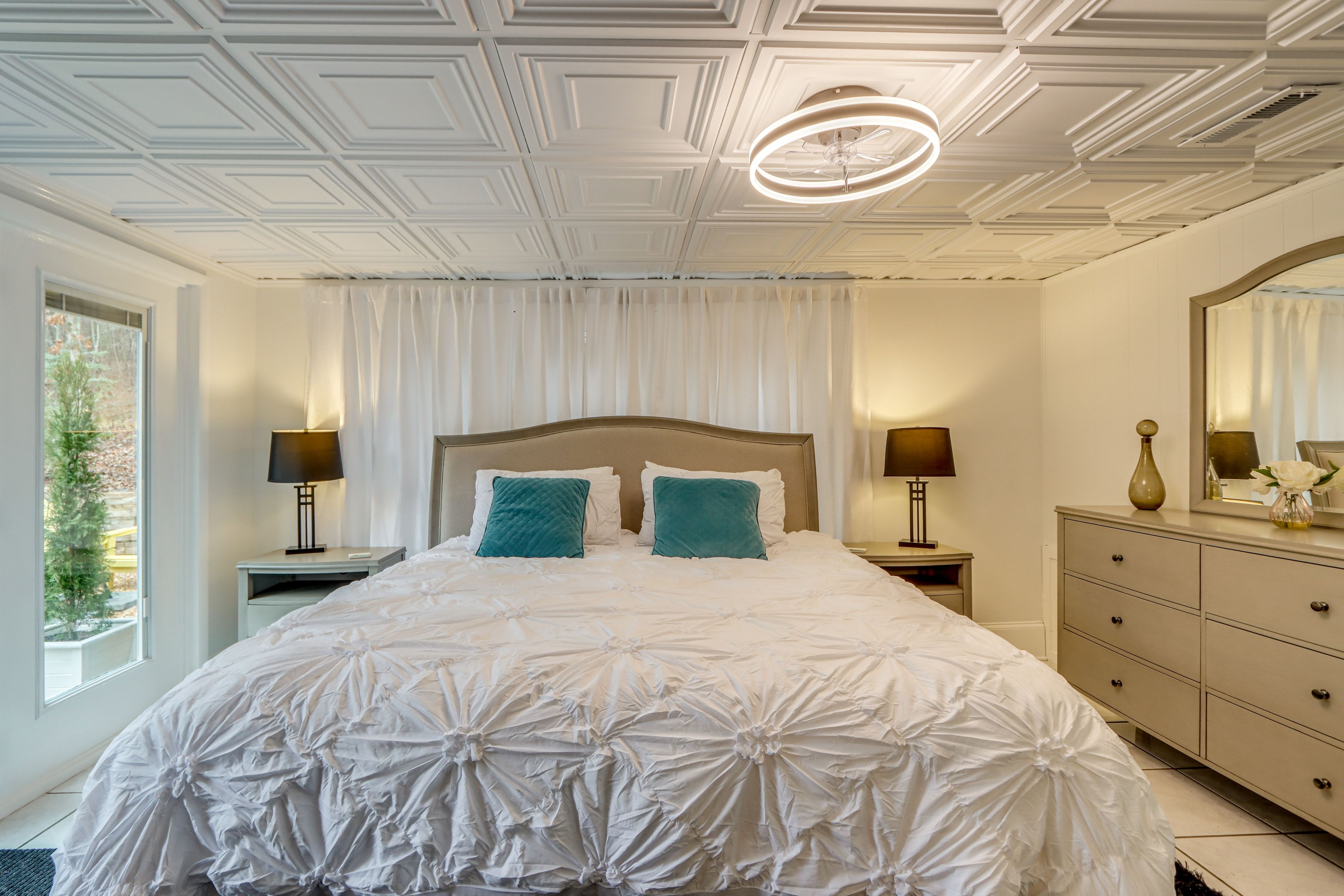 Studio Sleeping Space | King Bed