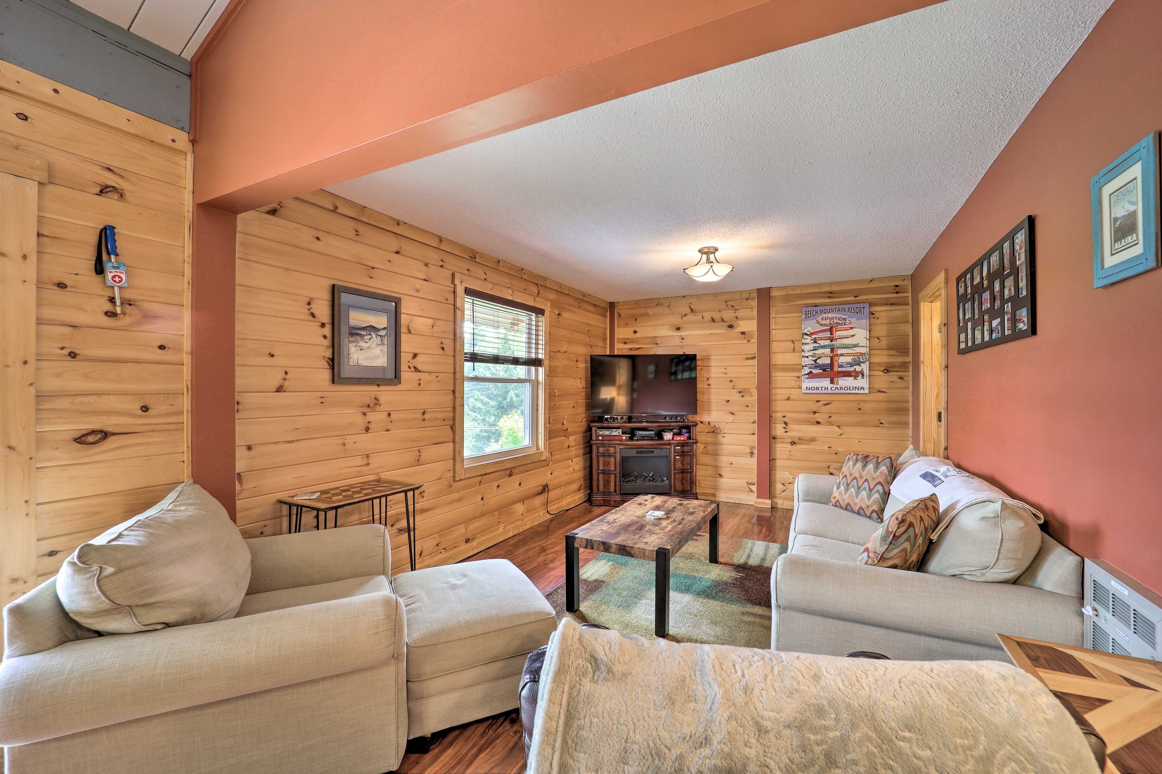 Living Area | Free WiFi | TV | Electric Fireplace | Main Level