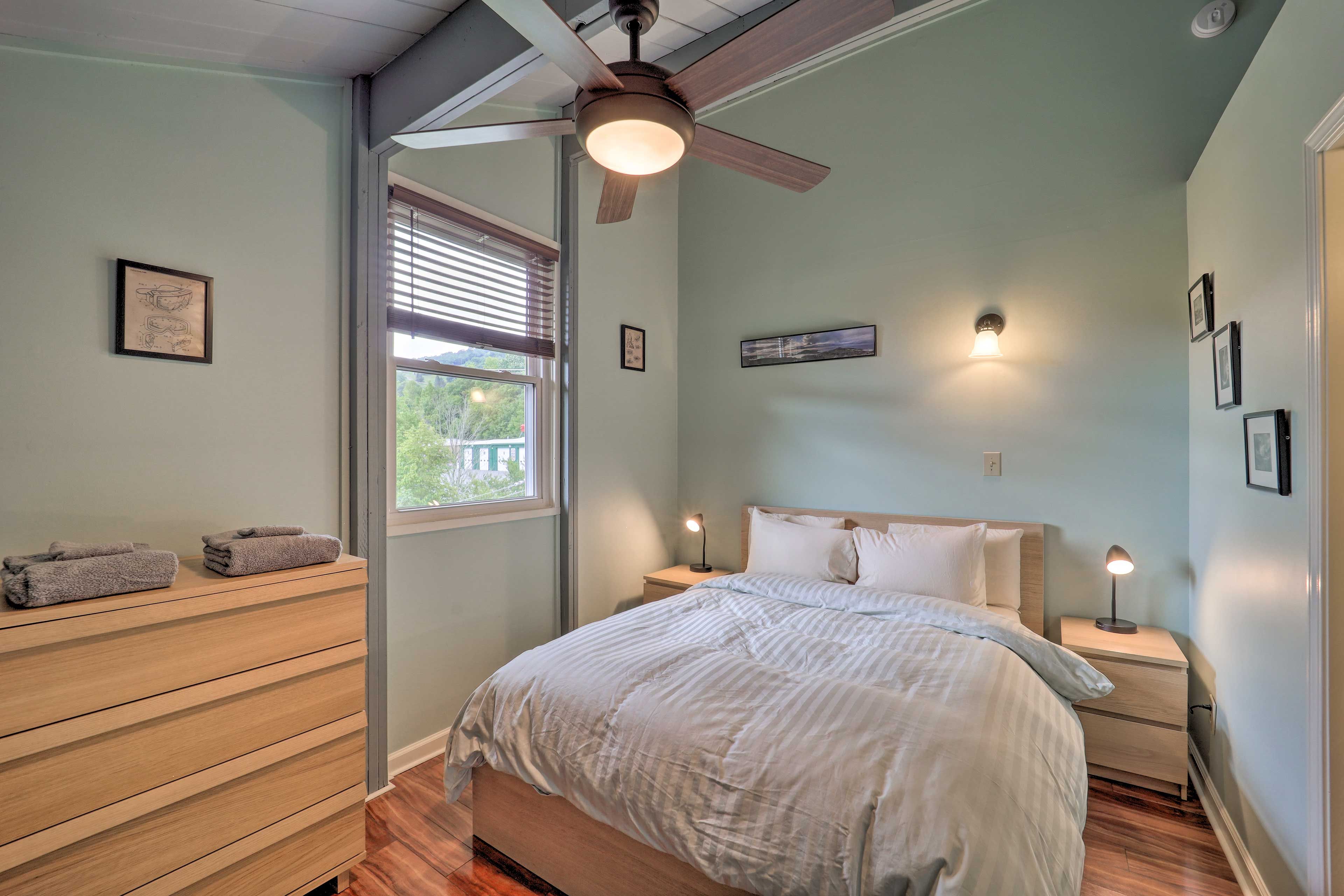 Bedroom 2 | Queen Bed | 2 Twin Beds | Upper Level