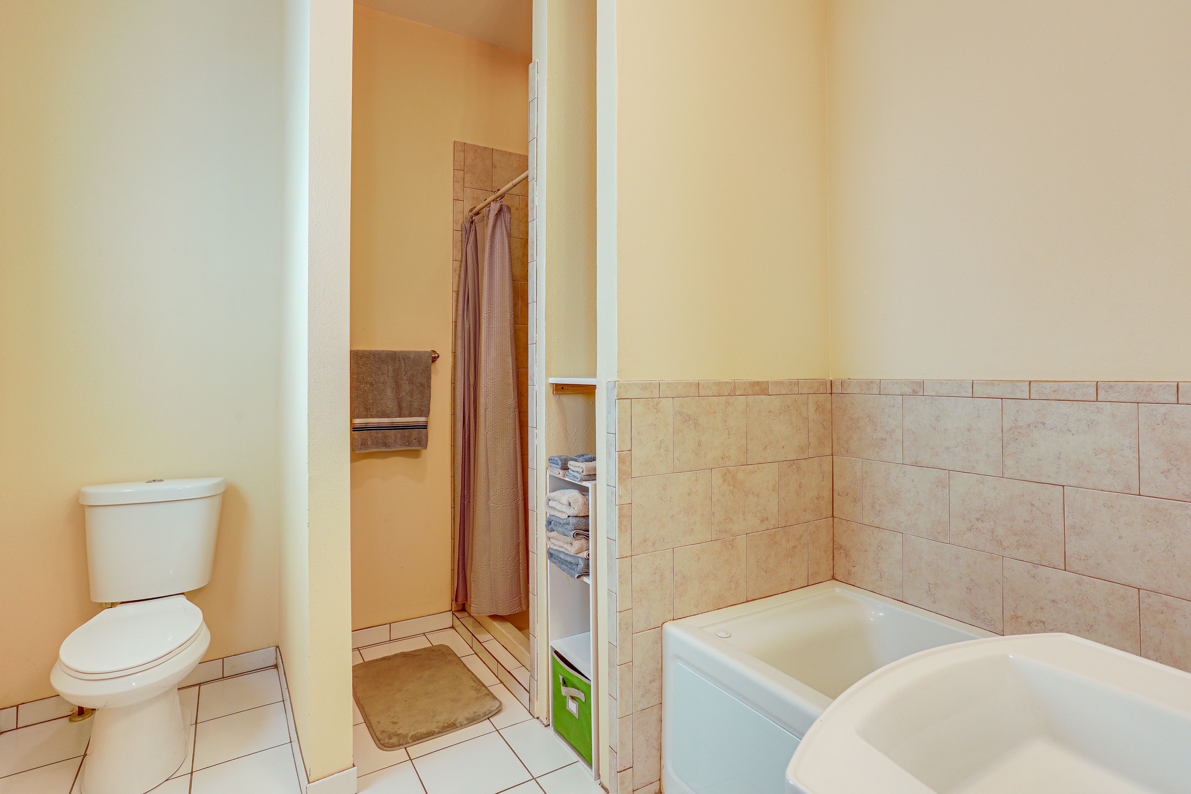 En-Suite Bathroom | Towels Provided | Jetted Tub