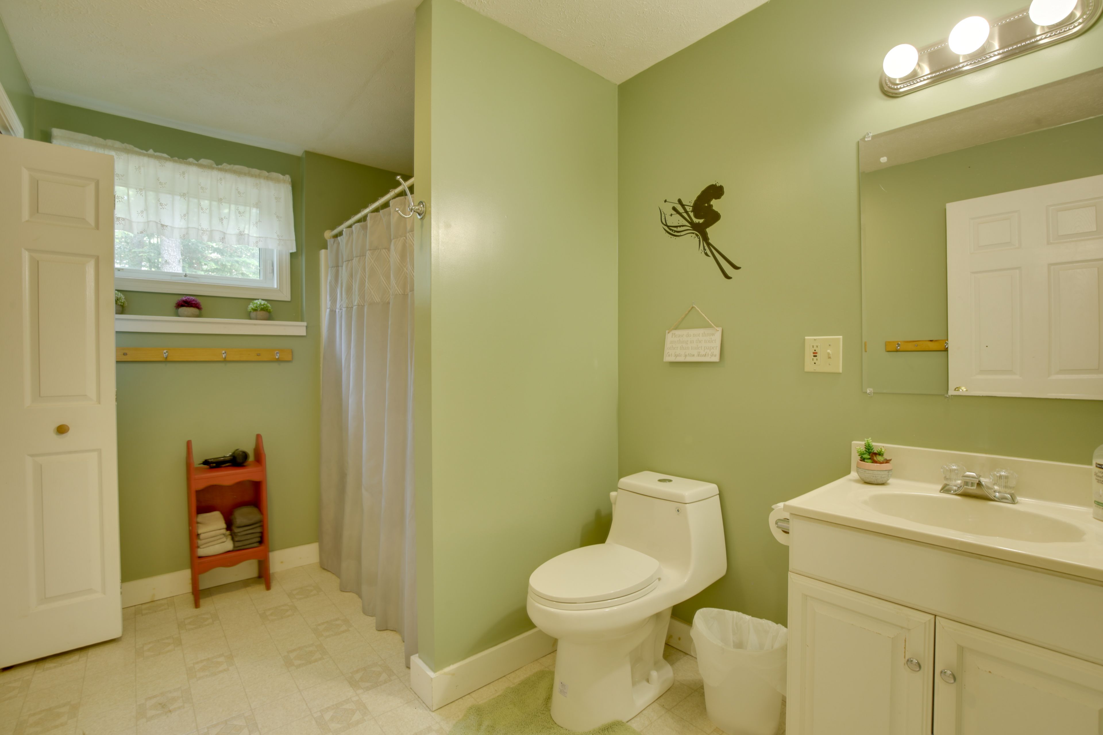 Full Bathroom | Washer/Dryer