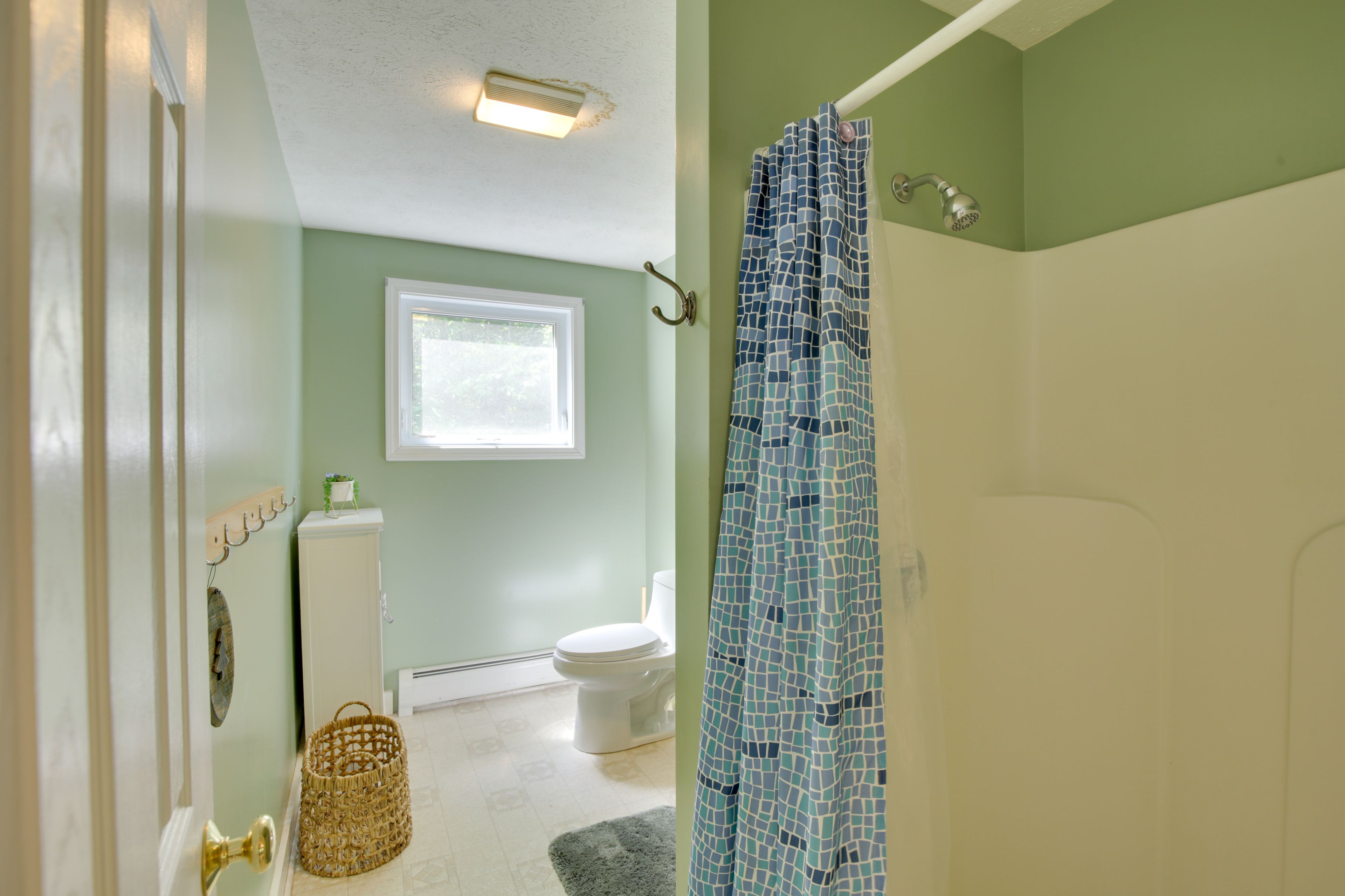 Full Bathroom | Towels & Linens Provided