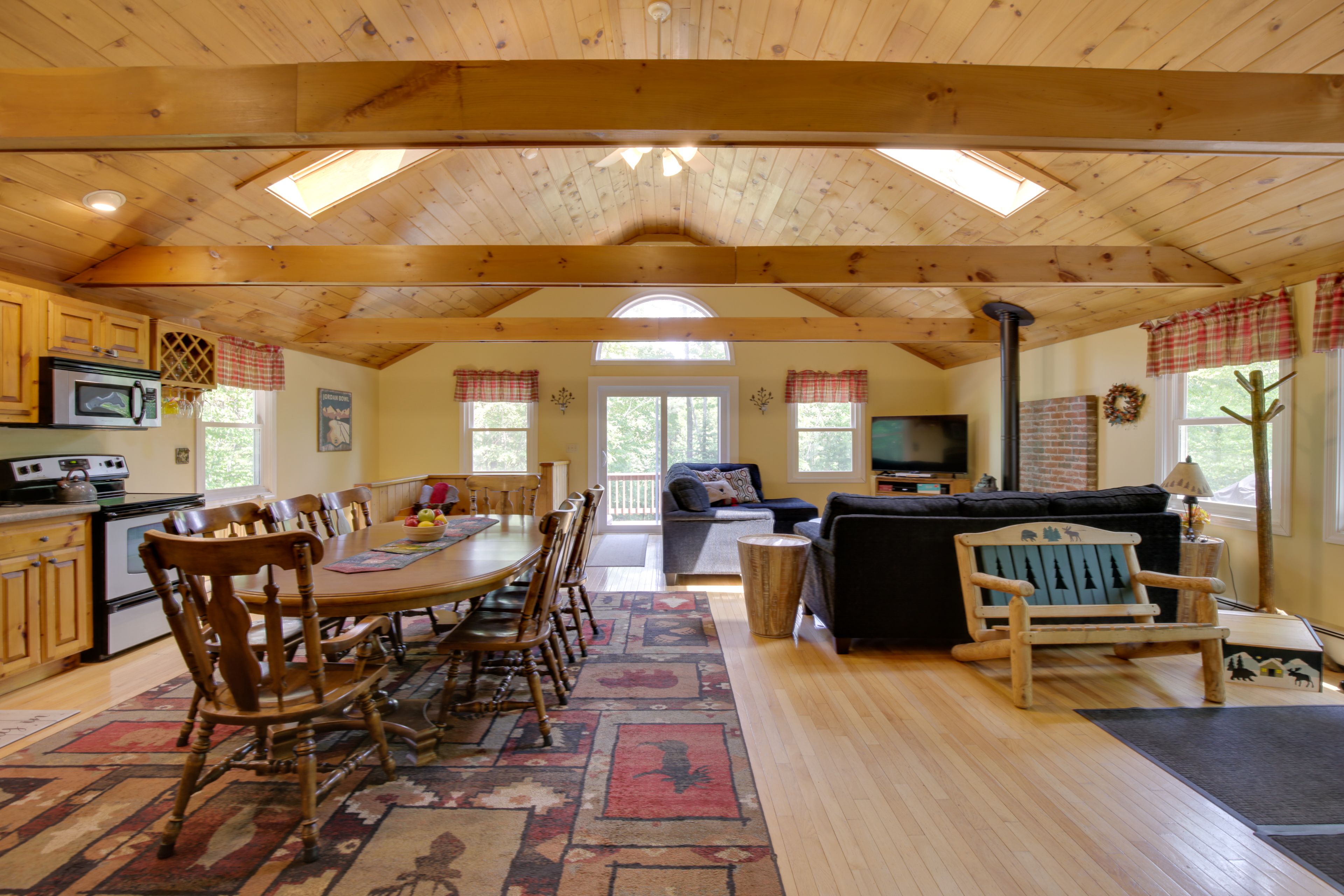 Dining Table | Dishware Provided