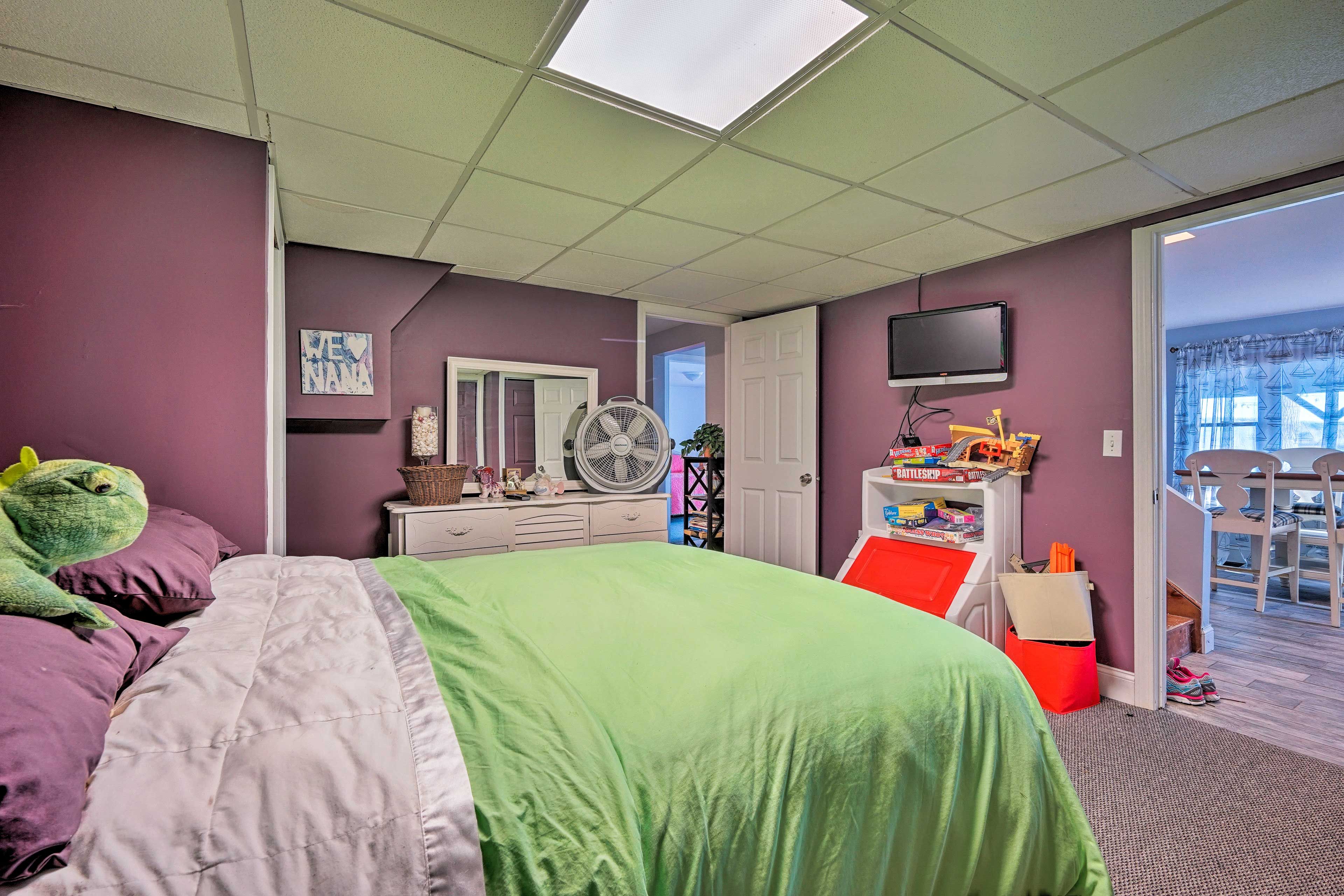 A queen bed is also found in this room.