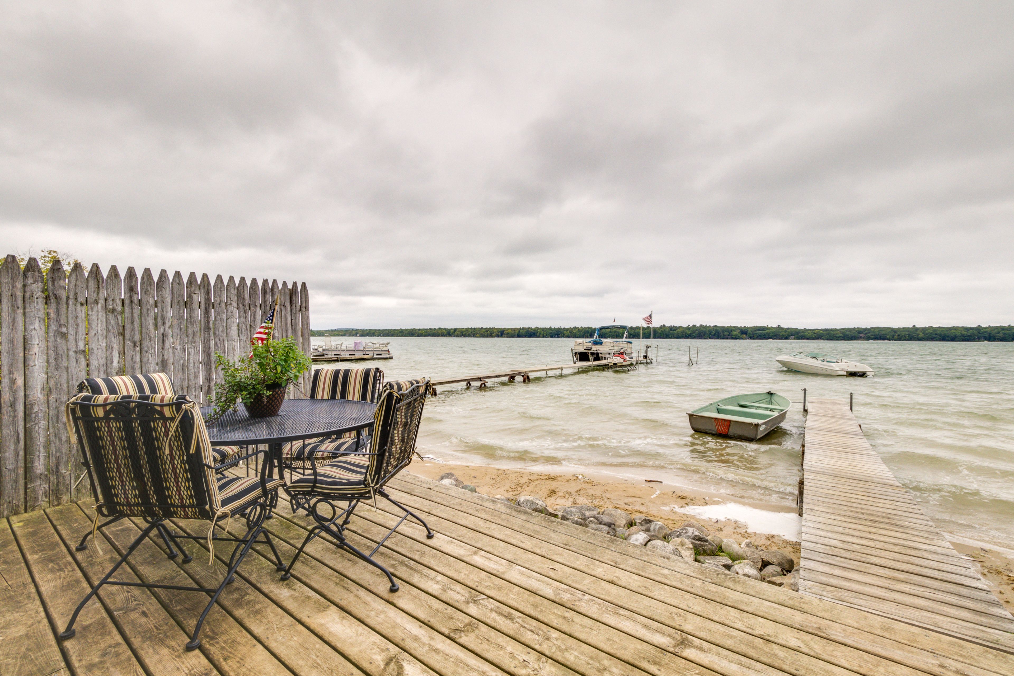 Private Deck | Dining Area | Gas Grill | Life Jackets Provided