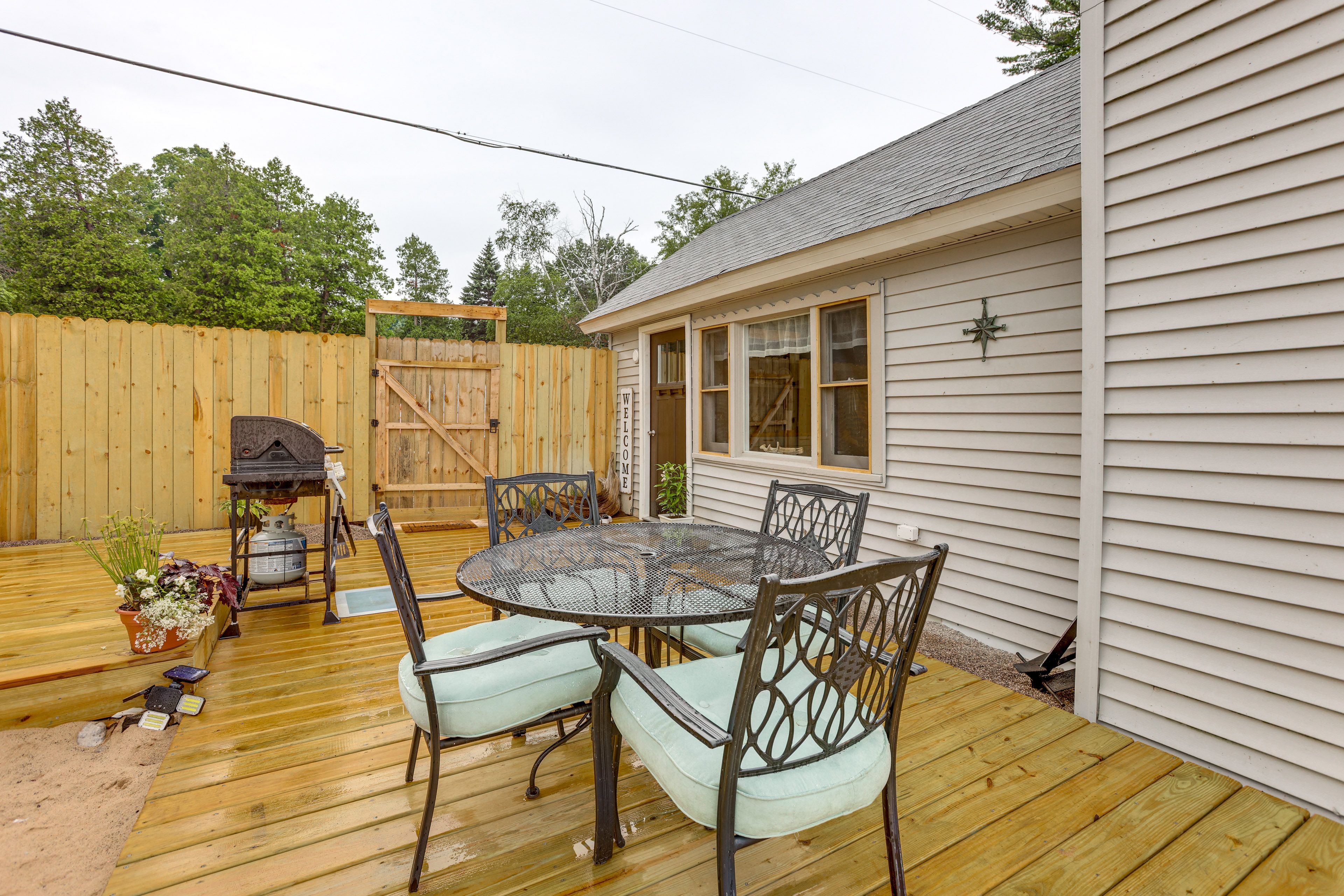 Private Deck | Dining Area | Gas Grill | Life Jackets Provided