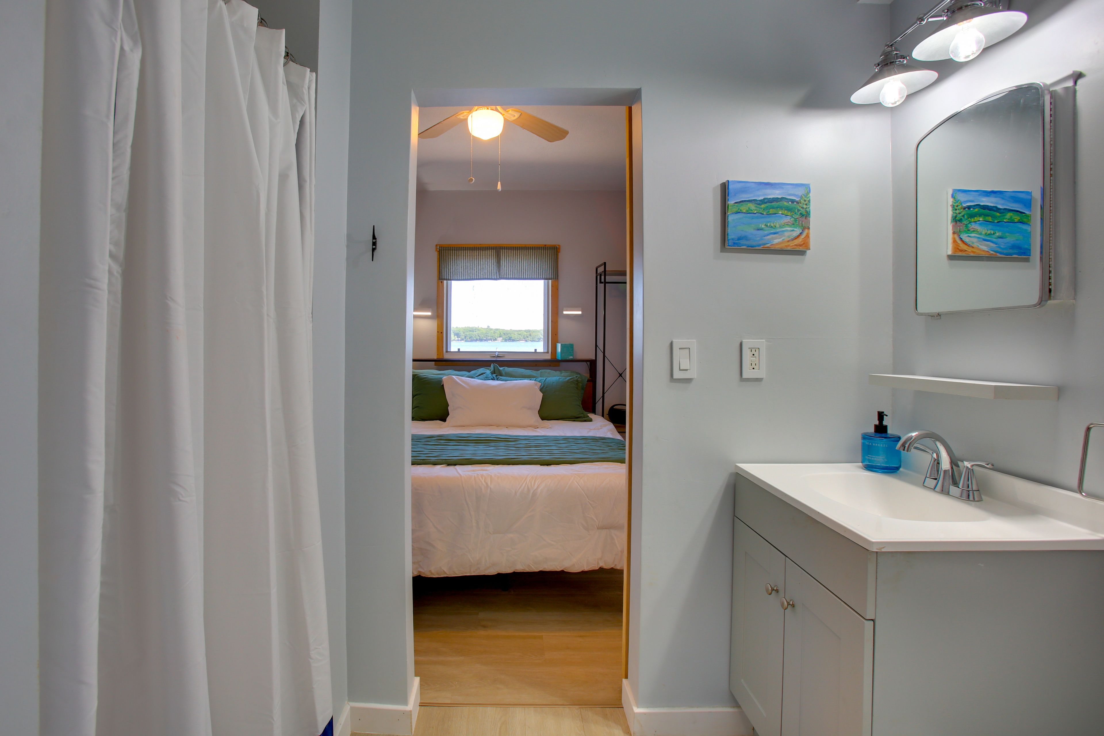 Full Bathroom | Towels Provided