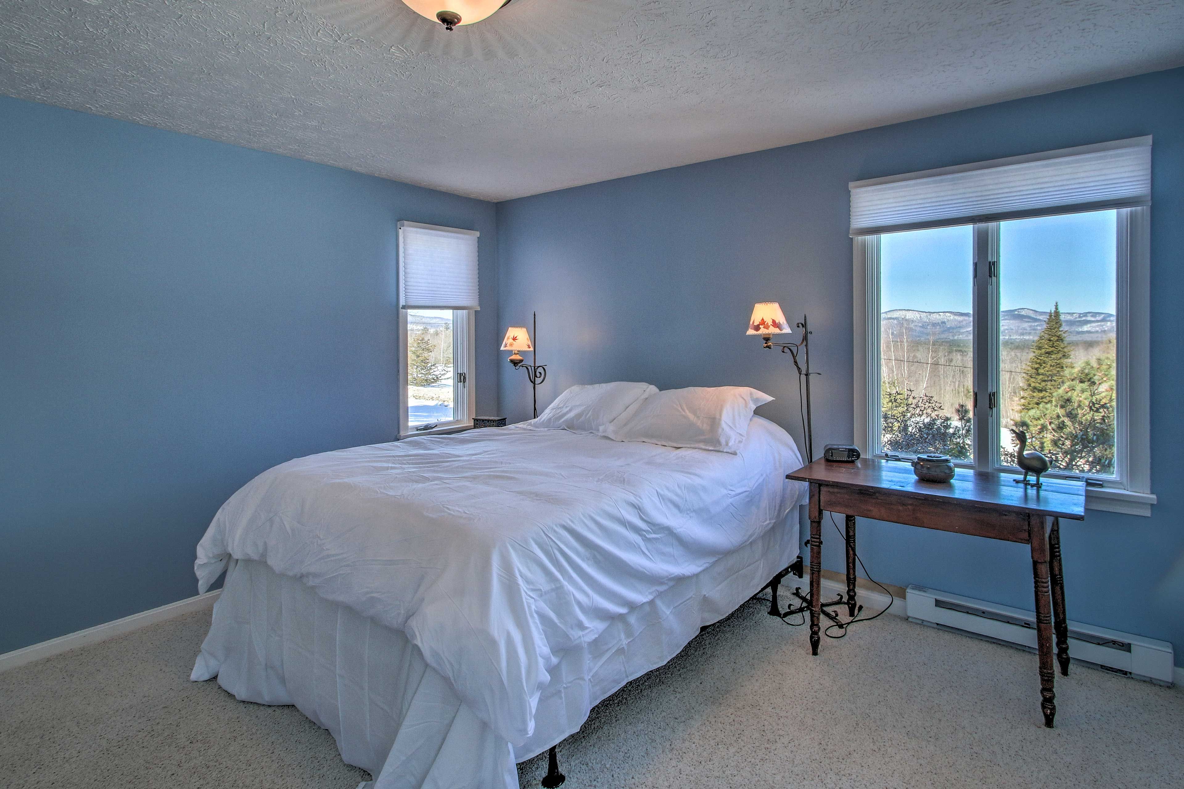 Bedroom 1 | Queen Bed | Linens & Towels | Cable TV