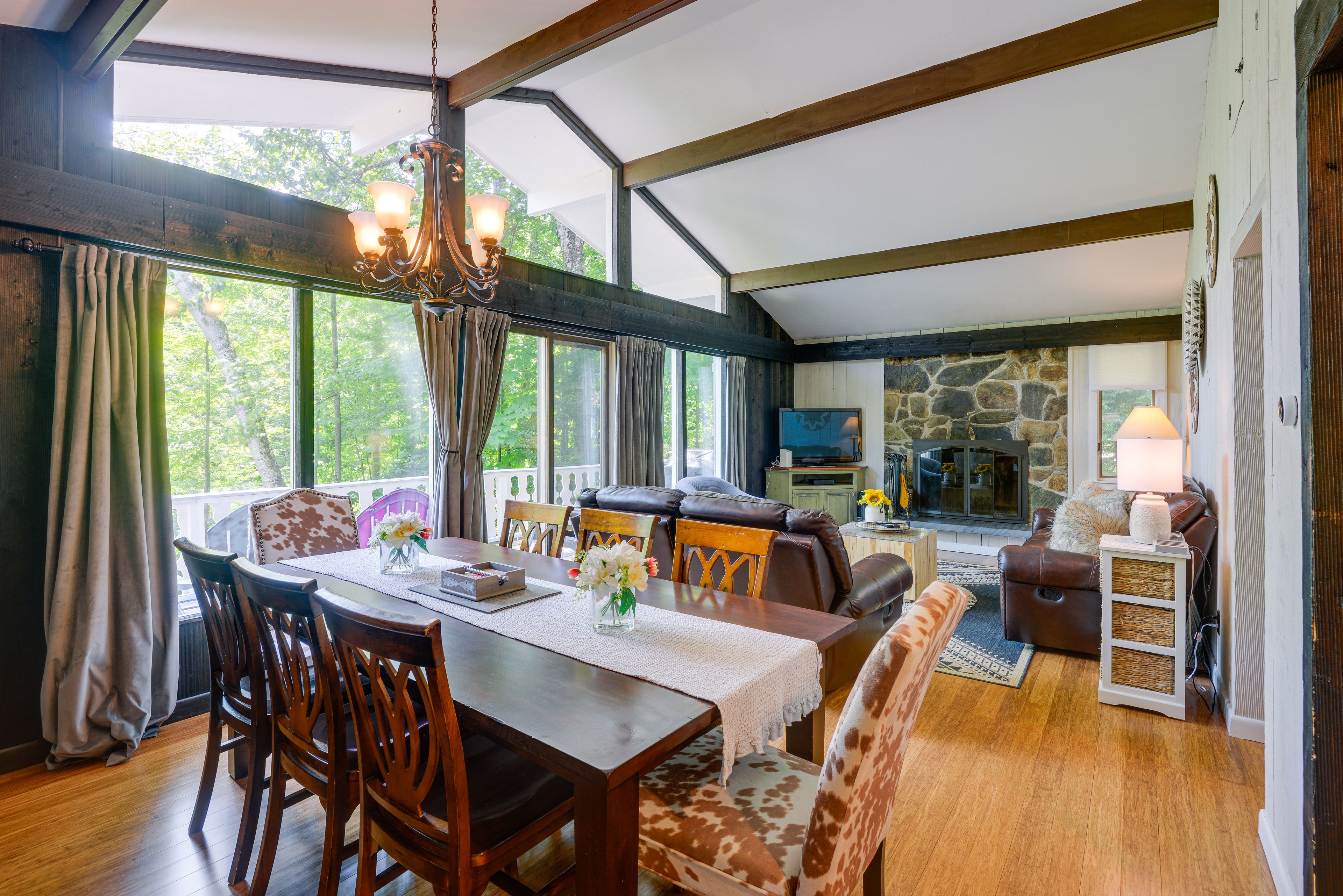 Dining Area | Dishware/Flatware Provided