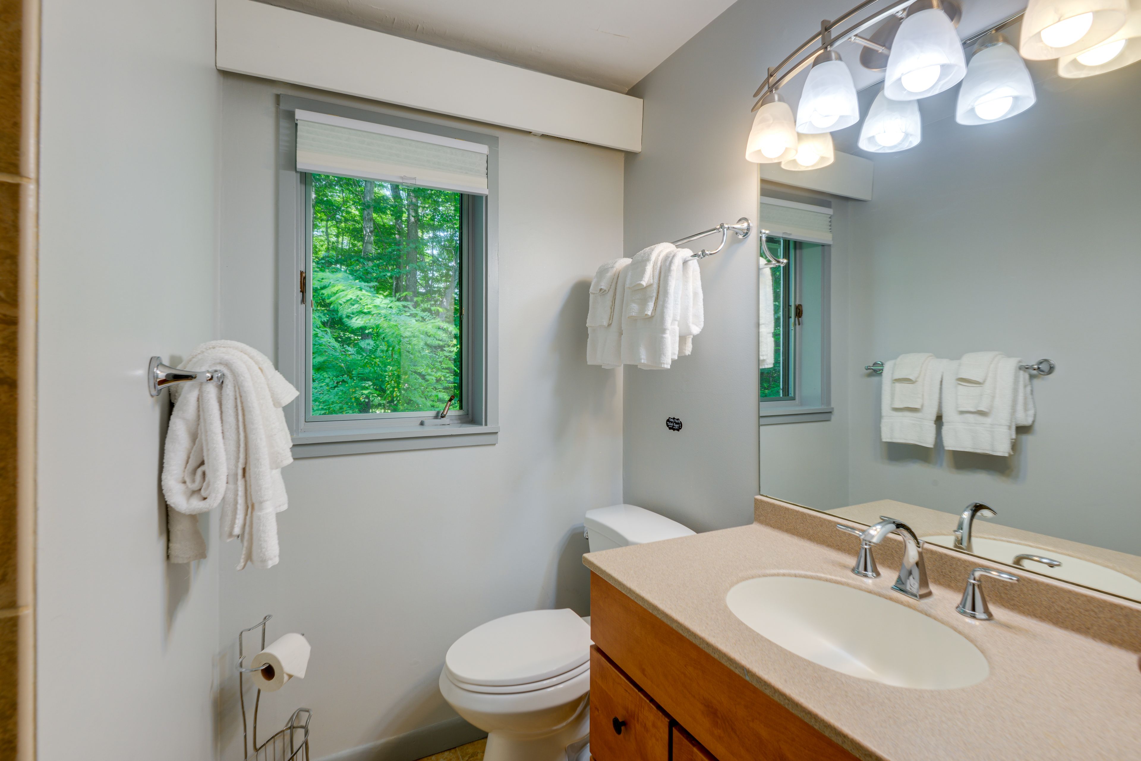 Full Bathroom | Shower | Towels Provided