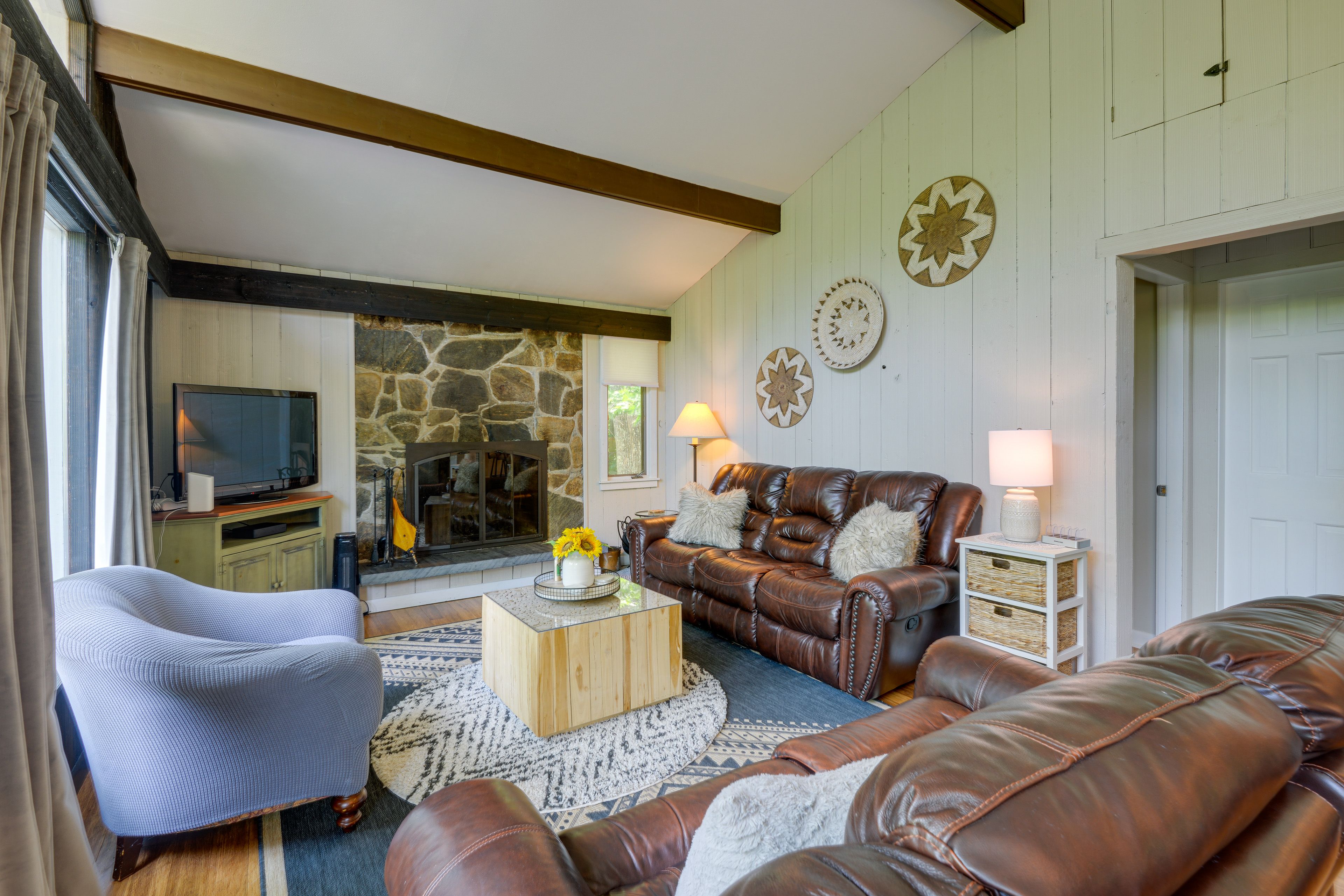 Living Room | Smart TV | Fireplace